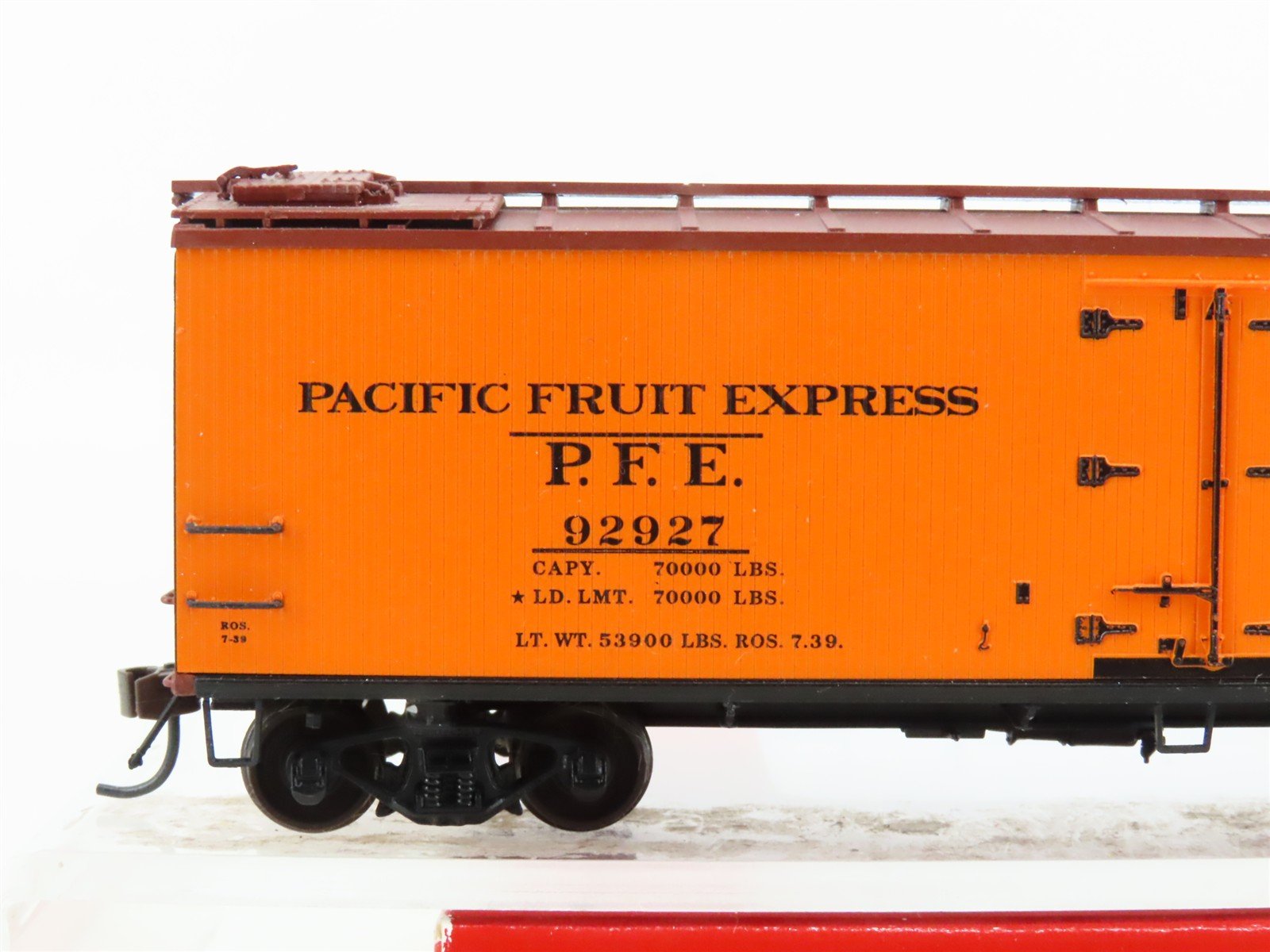 HO Red Caboose RR-34124-5 PFE Pacific Fruit Express R-30-12-9 Reefer #92927