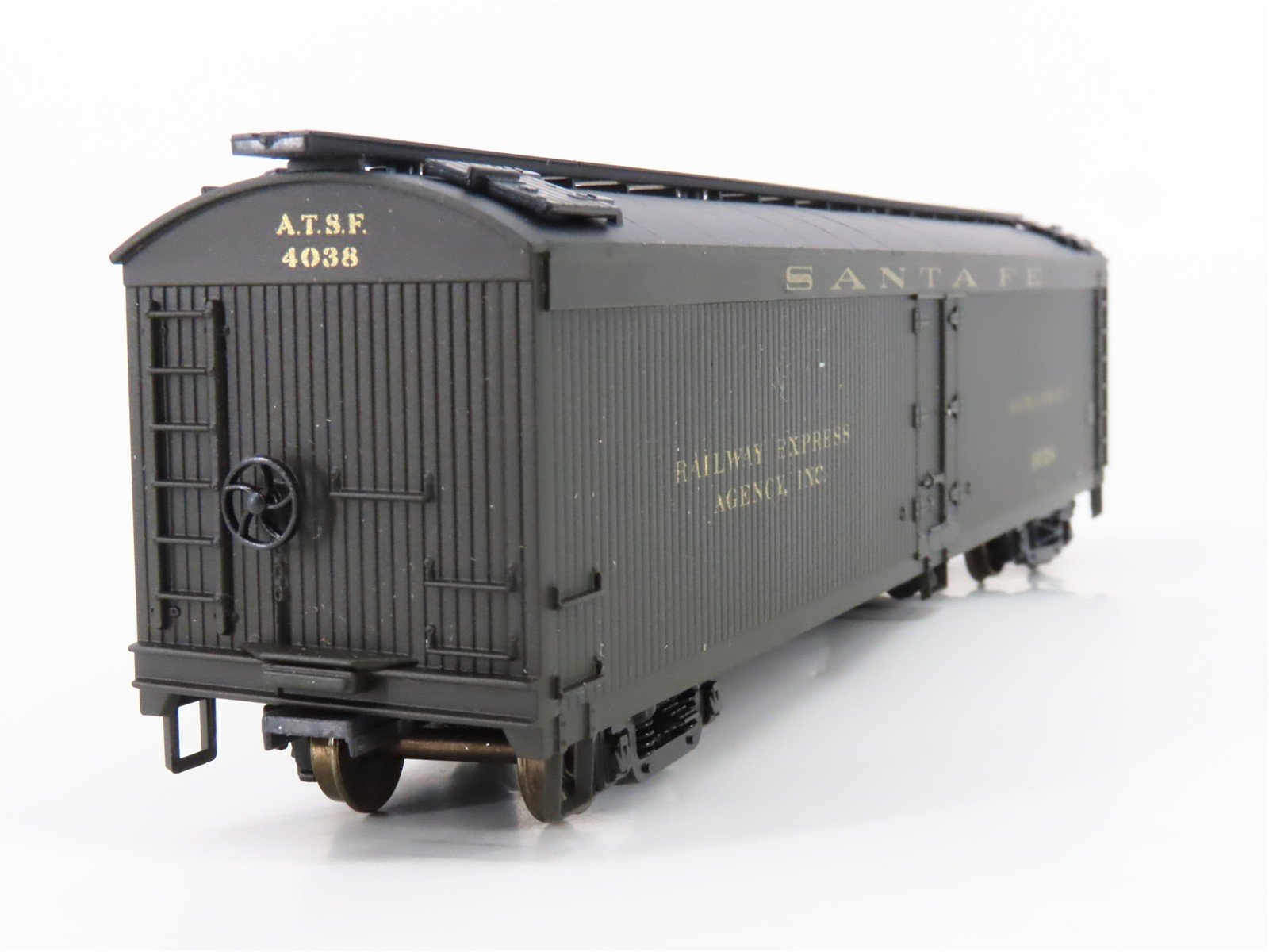 HO Scale Athearn 5331 ATSF Santa Fe Railroad 50' Express Reefer #4038
