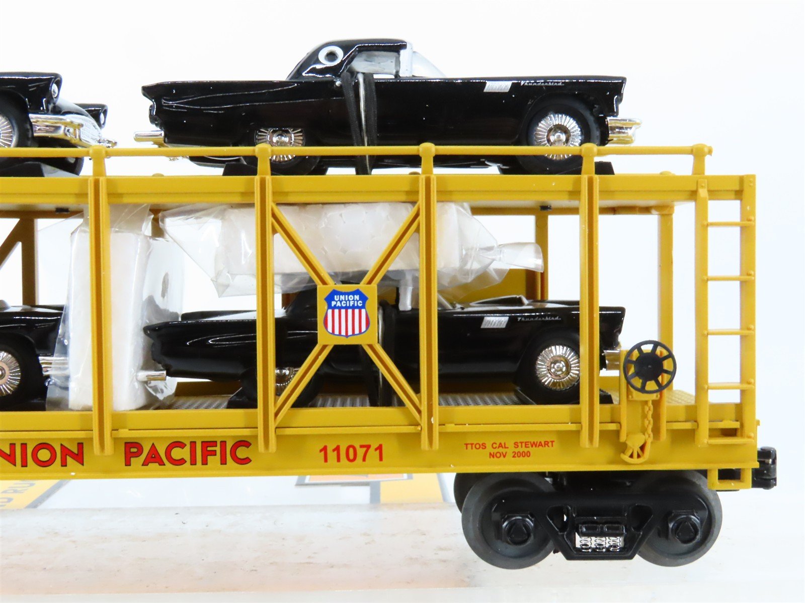 O27 Gauge 3-Rail MTH RailKing 30-7674 UP Auto Carrier #11071 w/ Ertl T-Birds