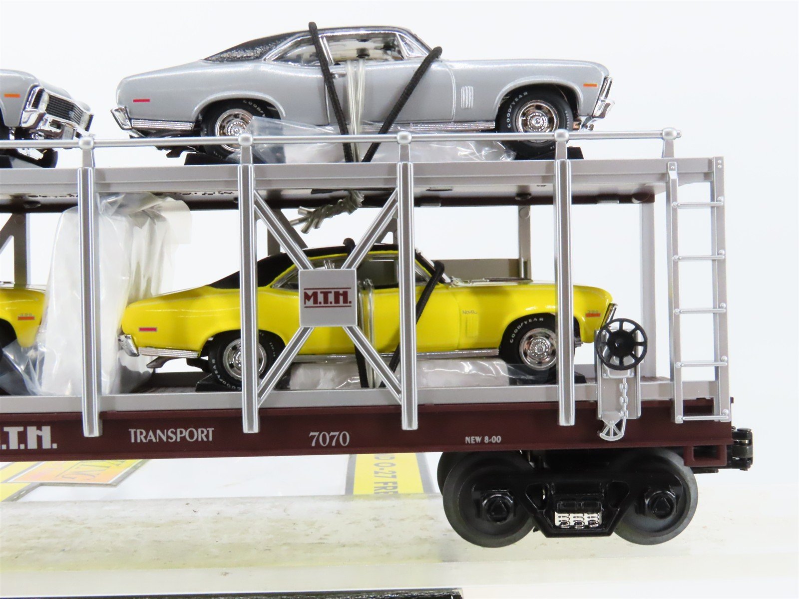 O27 3-Rail MTH RailKing 30-7694 Auto Carrier #7070 w/ Ertl '70 Chevy Novas