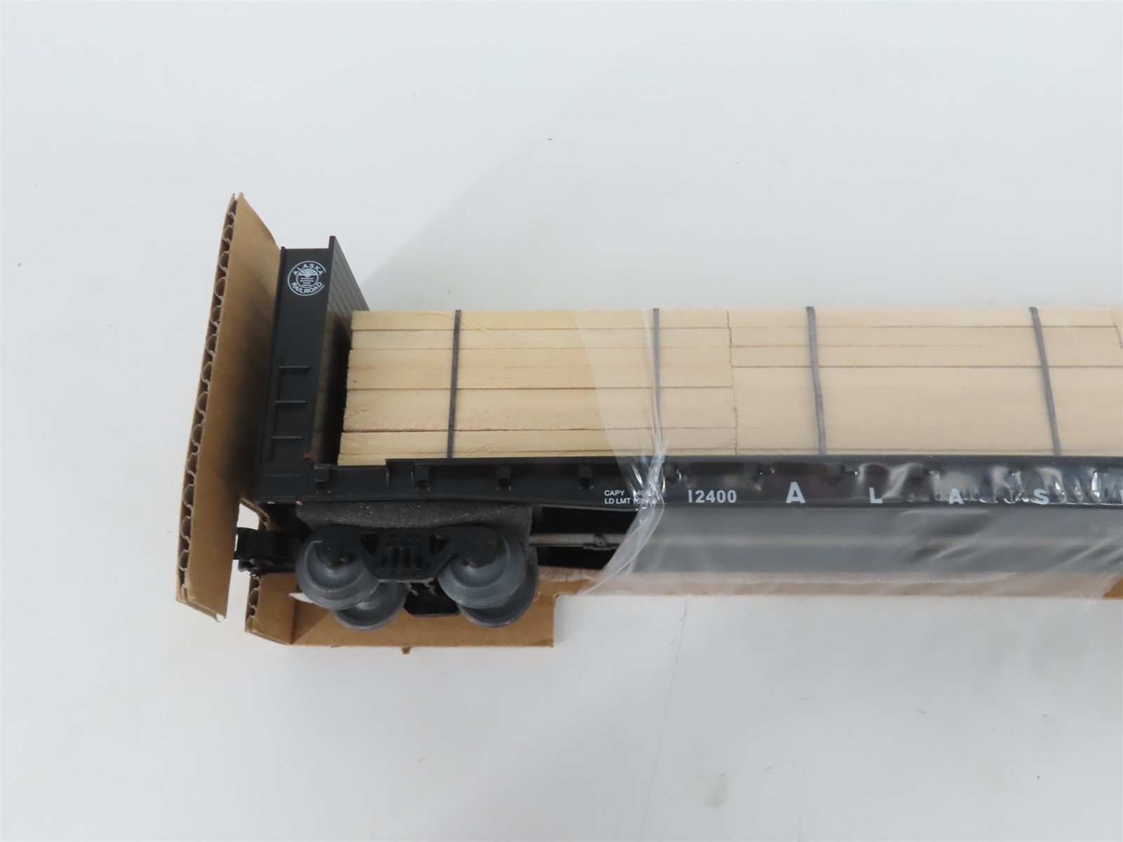 O Gauge 3-Rail Weaver 12400 ARR Alaska Bulkhead Flatcar #12400 w/Lumber Load