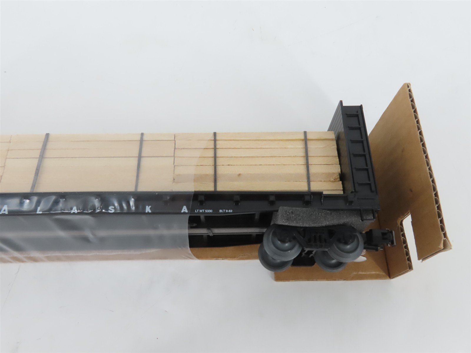 O Gauge 3-Rail Weaver 12400 ARR Alaska Bulkhead Flatcar #12400 w/Lumber Load