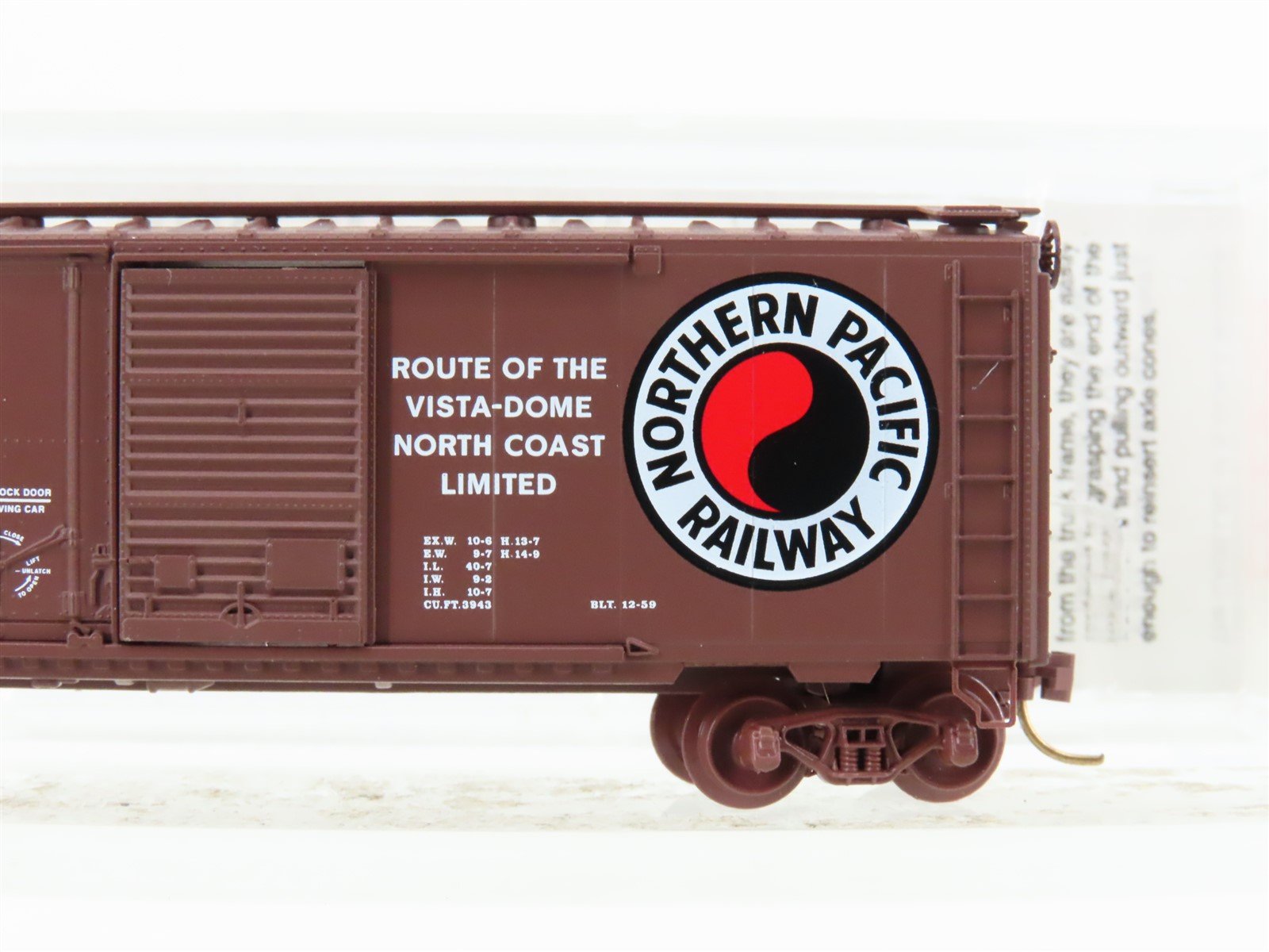 N Scale Micro-Trains MTL 22040 NP Northern Pacific 40' Standard Boxcar #8723