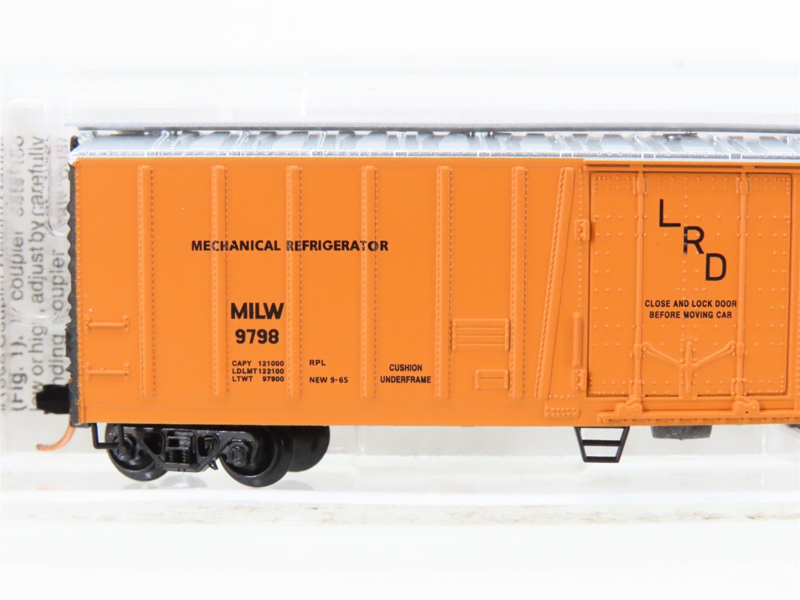 N Scale Micro-Trains MTL 70040 MILW Milwaukee Road 51' Rib Side Reefer #9798
