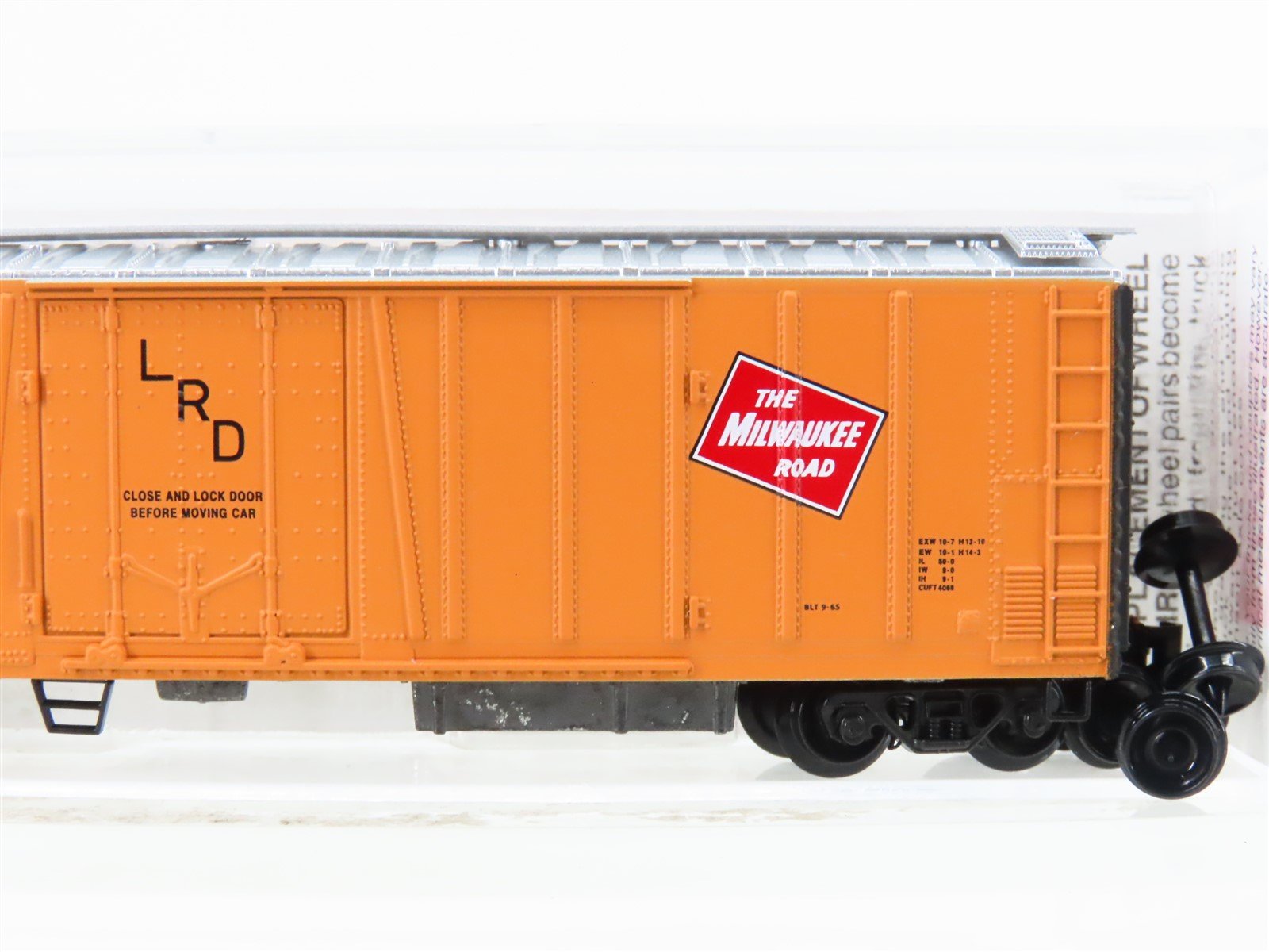 N Scale Micro-Trains MTL 70040 MILW Milwaukee Road 51' Rib Side Reefer #9798