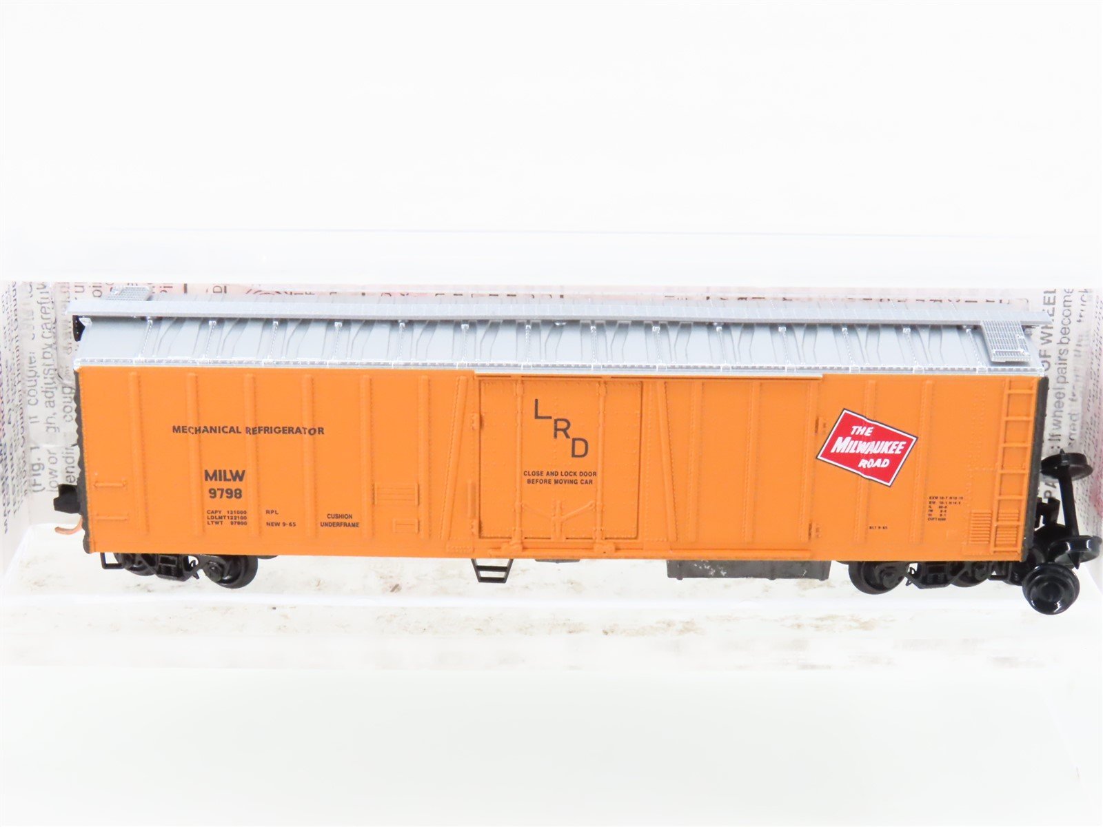 N Scale Micro-Trains MTL 70040 MILW Milwaukee Road 51' Rib Side Reefer #9798