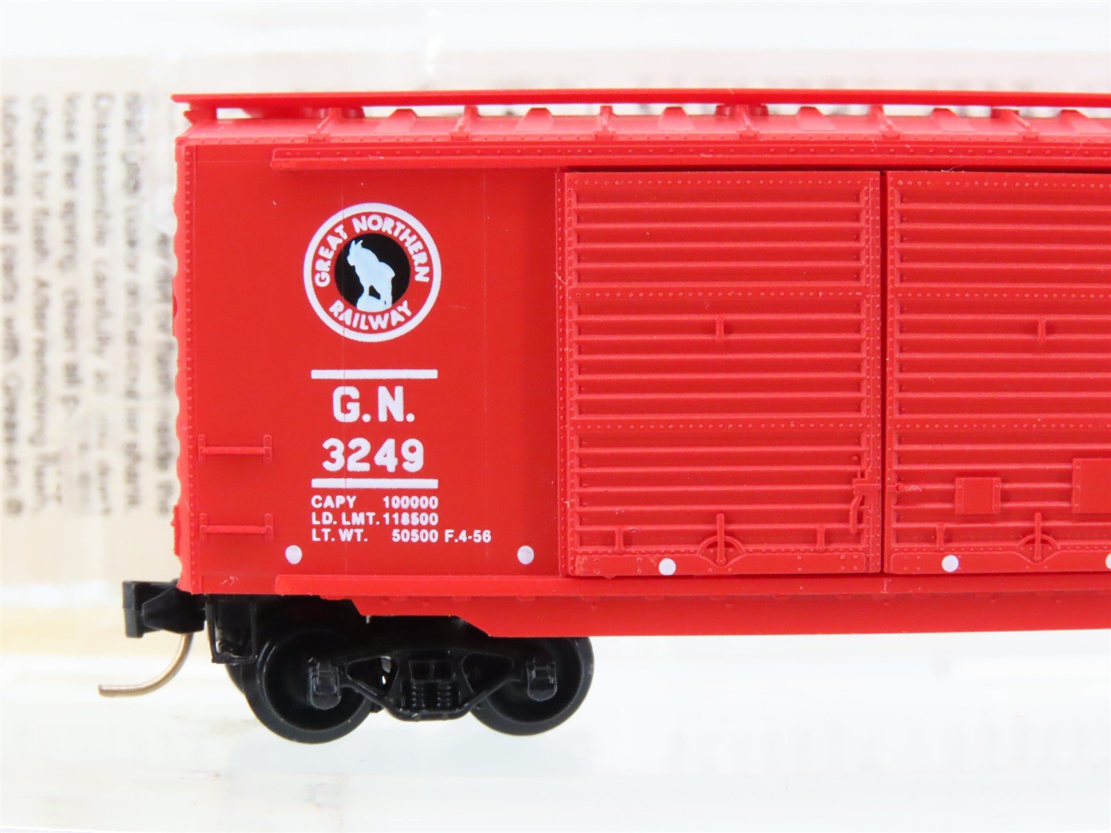 N Scale Micro-Trains MTL 23200 GN Great Northern 40' Double Door Box Car #3249