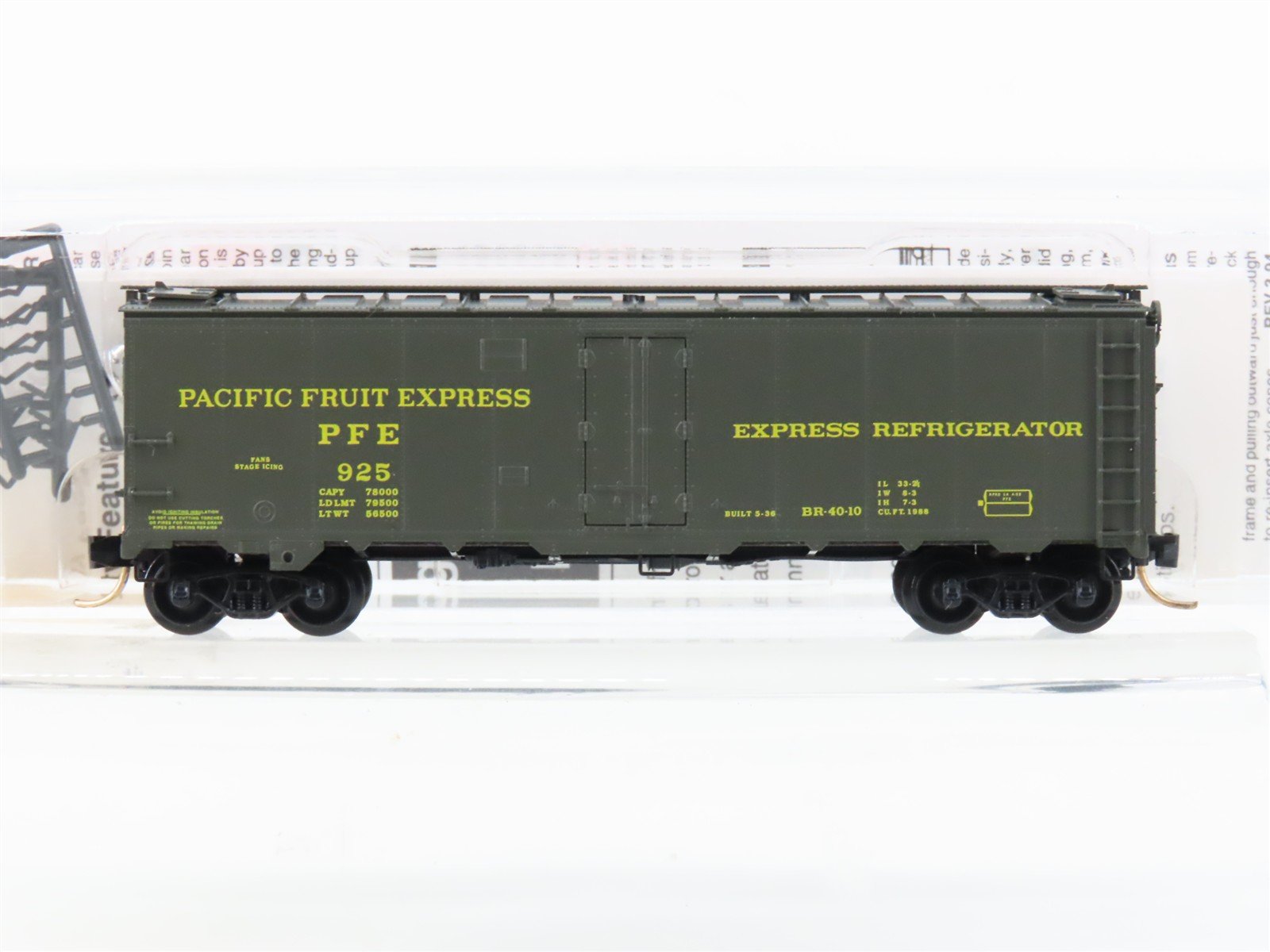 N Scale Micro-Trains MTL 59510 PFE Pacific Fruit Express 40' Steel Reefer #925