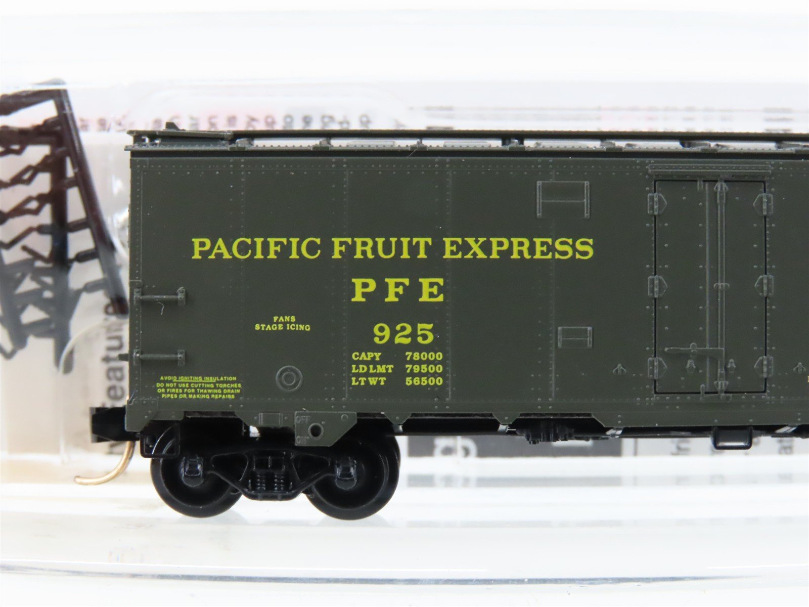 N Scale Micro-Trains MTL 59510 PFE Pacific Fruit Express 40' Steel Reefer #925