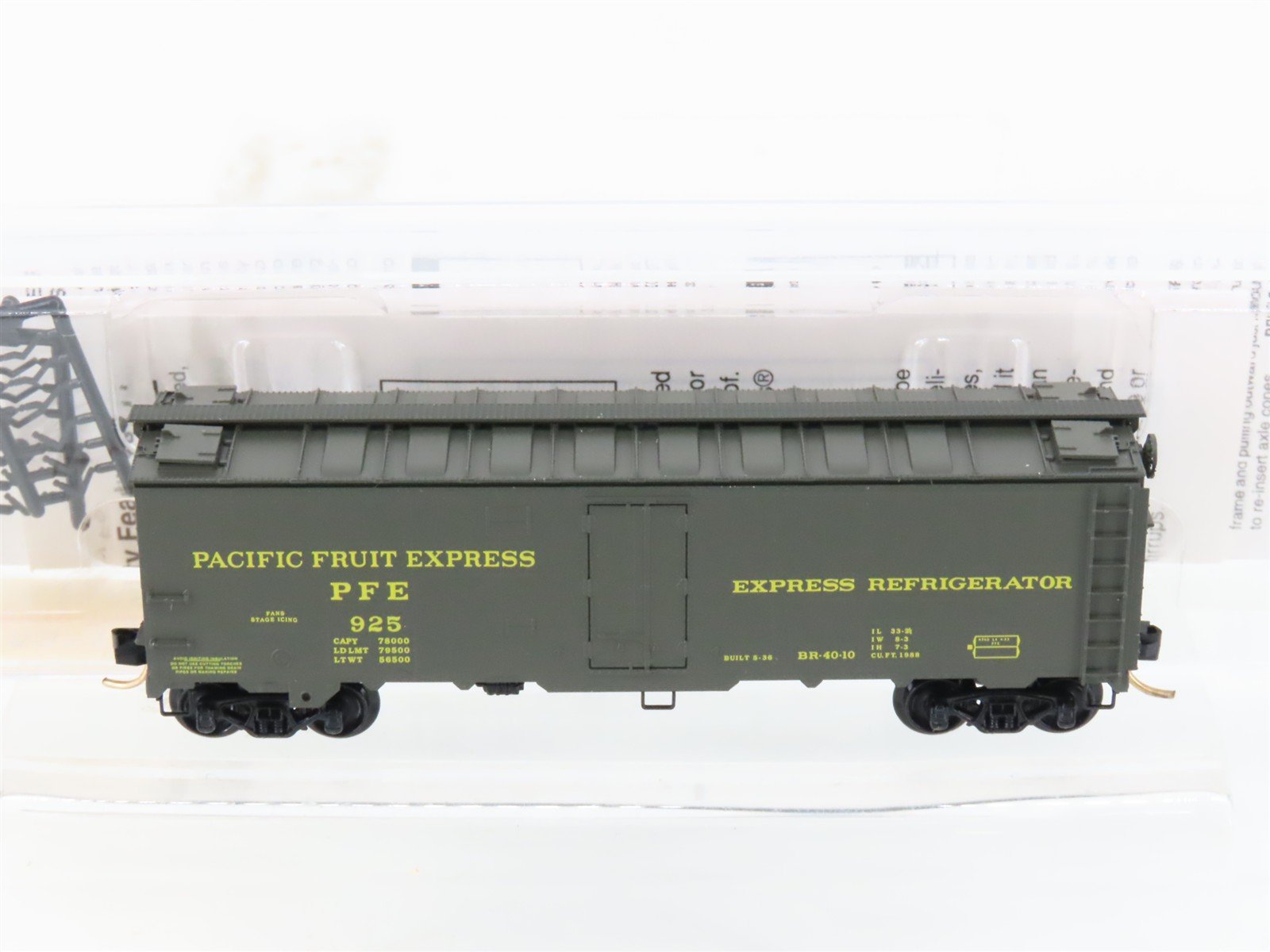 N Scale Micro-Trains MTL 59510 PFE Pacific Fruit Express 40' Steel Reefer #925