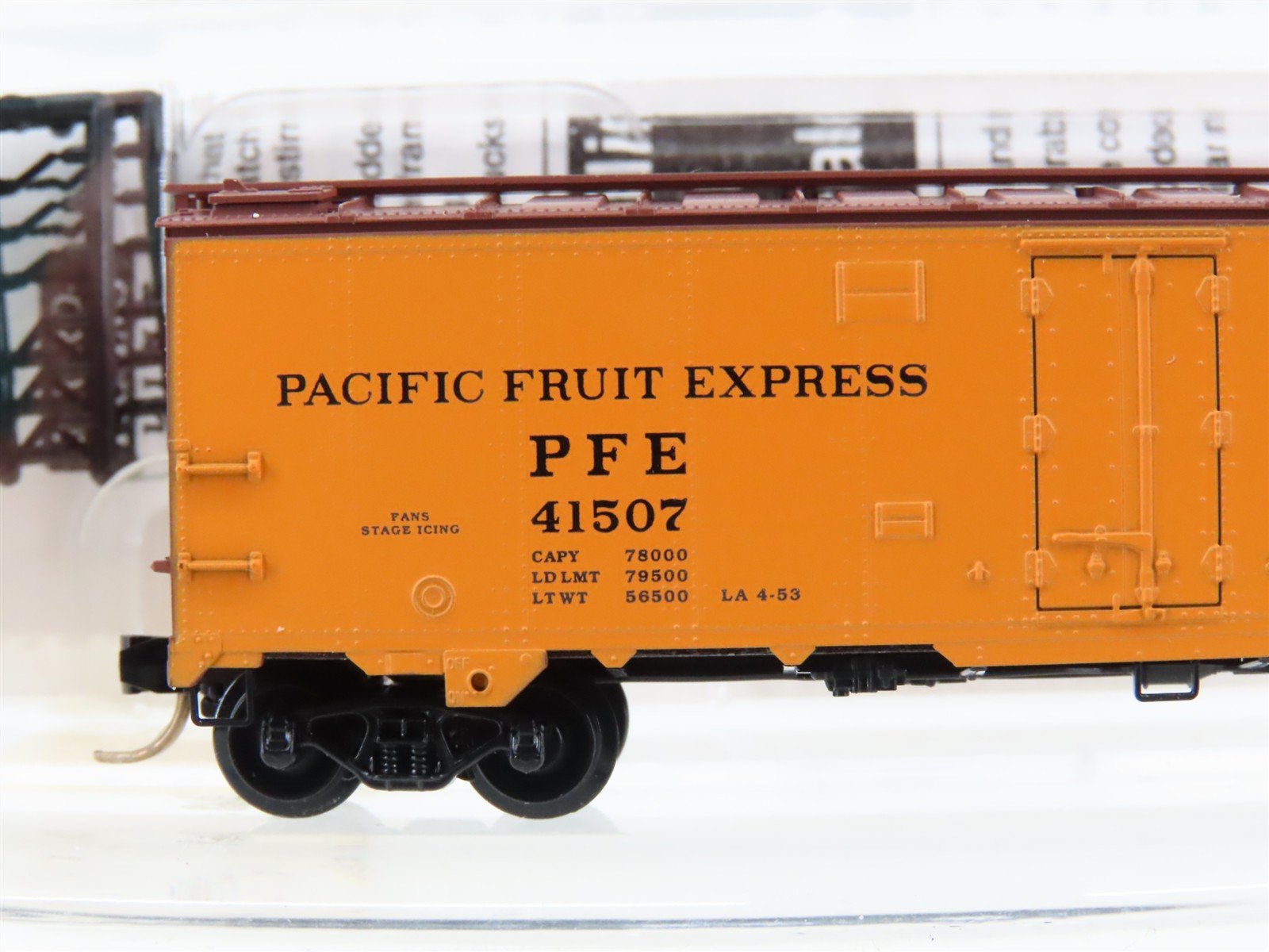 N Scale Micro-Trains MTL 59520 PFE Pacific Fruit Express 40' Steel Reefer #41507