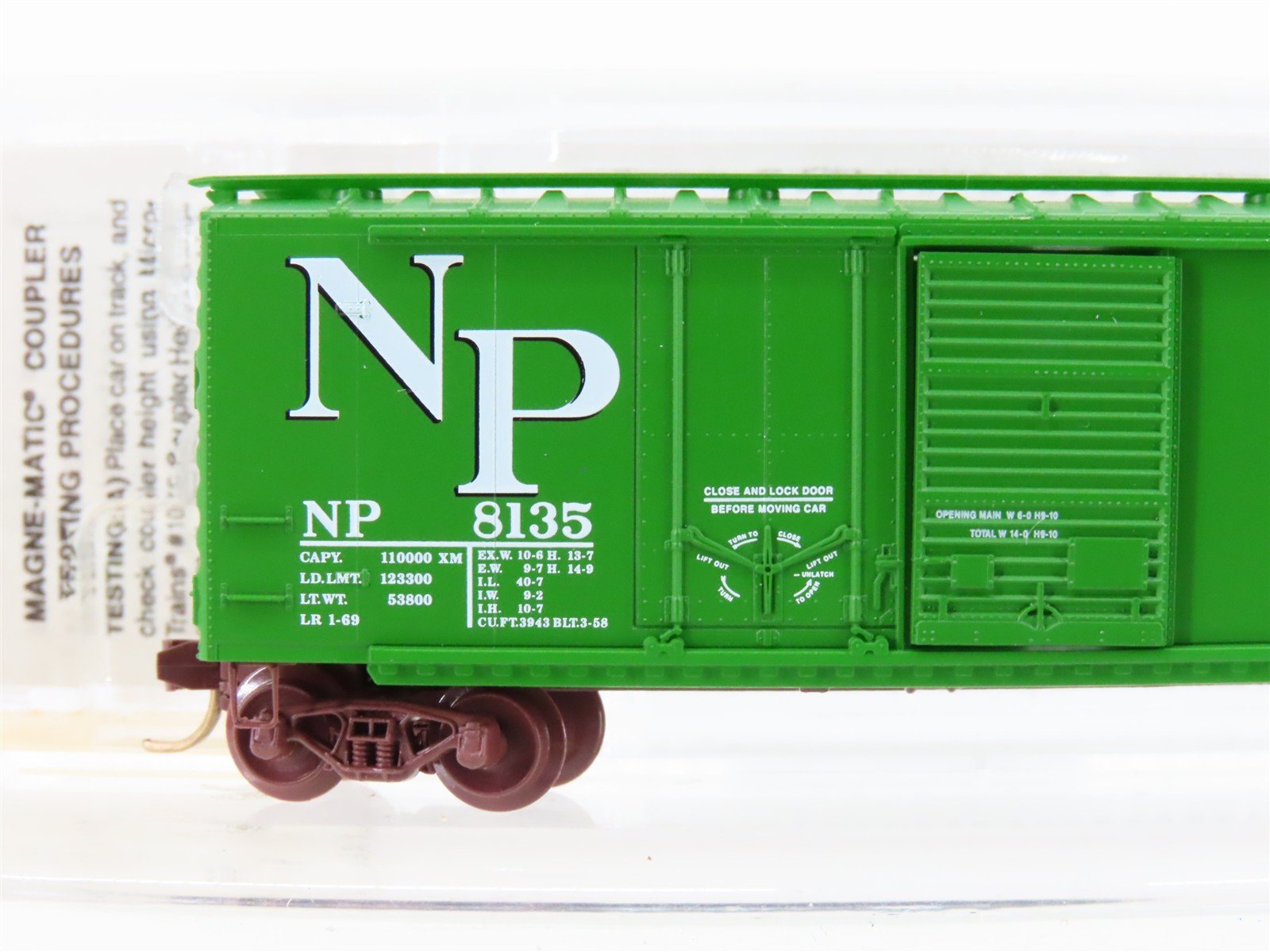 N Scale Micro-Trains MTL 22090 NP Northern Pacific Railway 40' Box Car #8135
