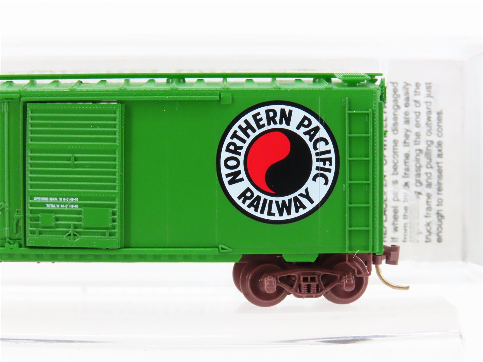 N Scale Micro-Trains MTL 22090 NP Northern Pacific Railway 40' Box Car #8135