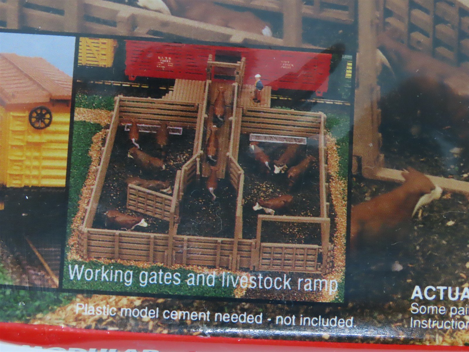 HO 1/87 Scale Life-Like Kit 1378 Modular Stock Pen w/ Cattle