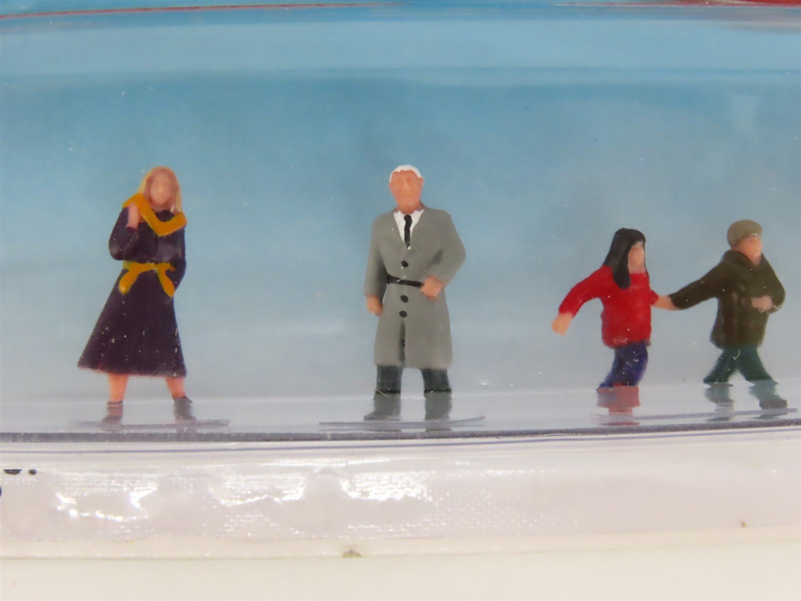 HO 1/87 Scale Life-Like SceneMaster 1609 People Walking Figures 7-Pack