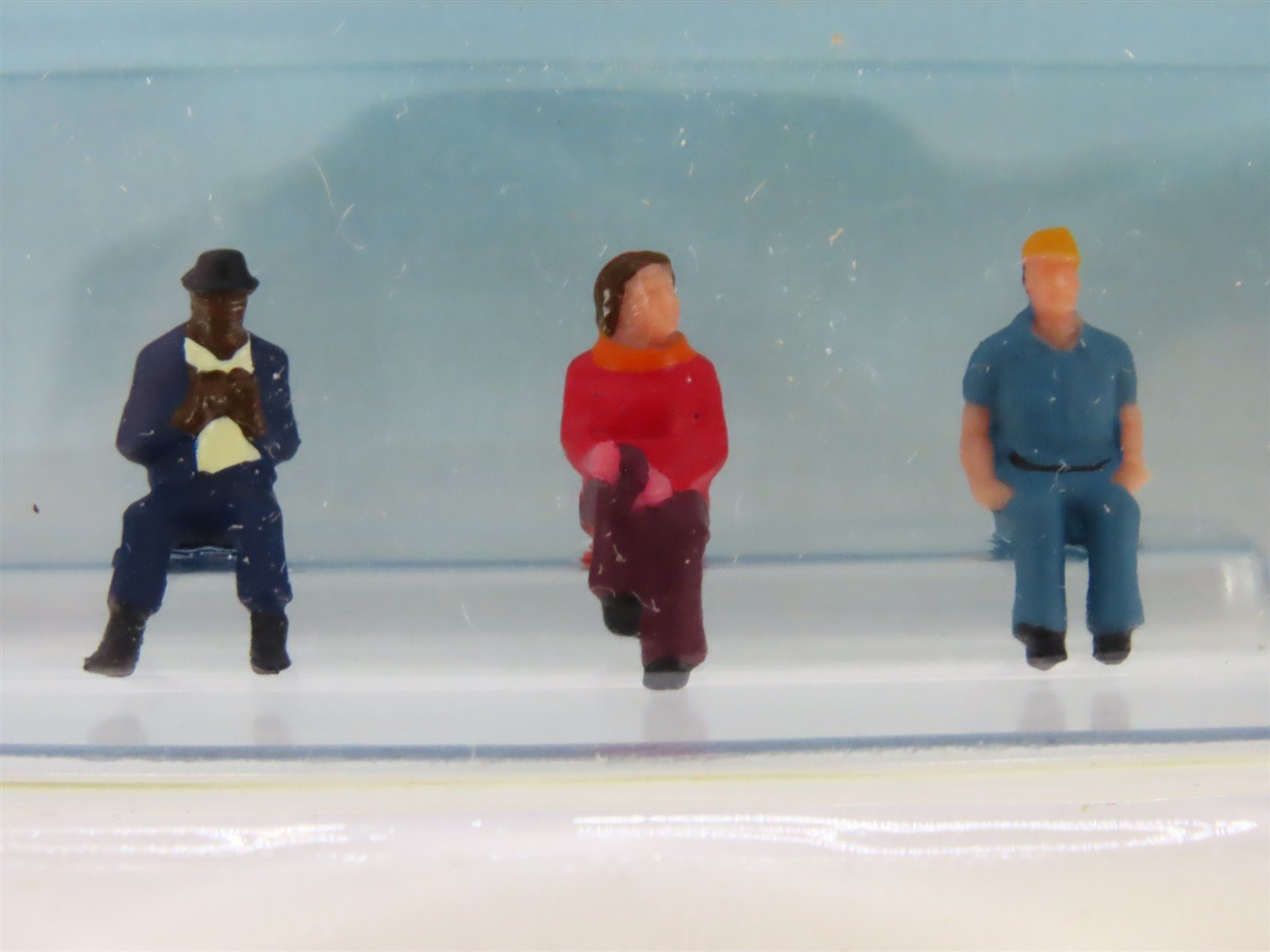 HO 1/87 Scale Life-Like SceneMaster 1607 People Sitting Figures 6-Pack + Bench