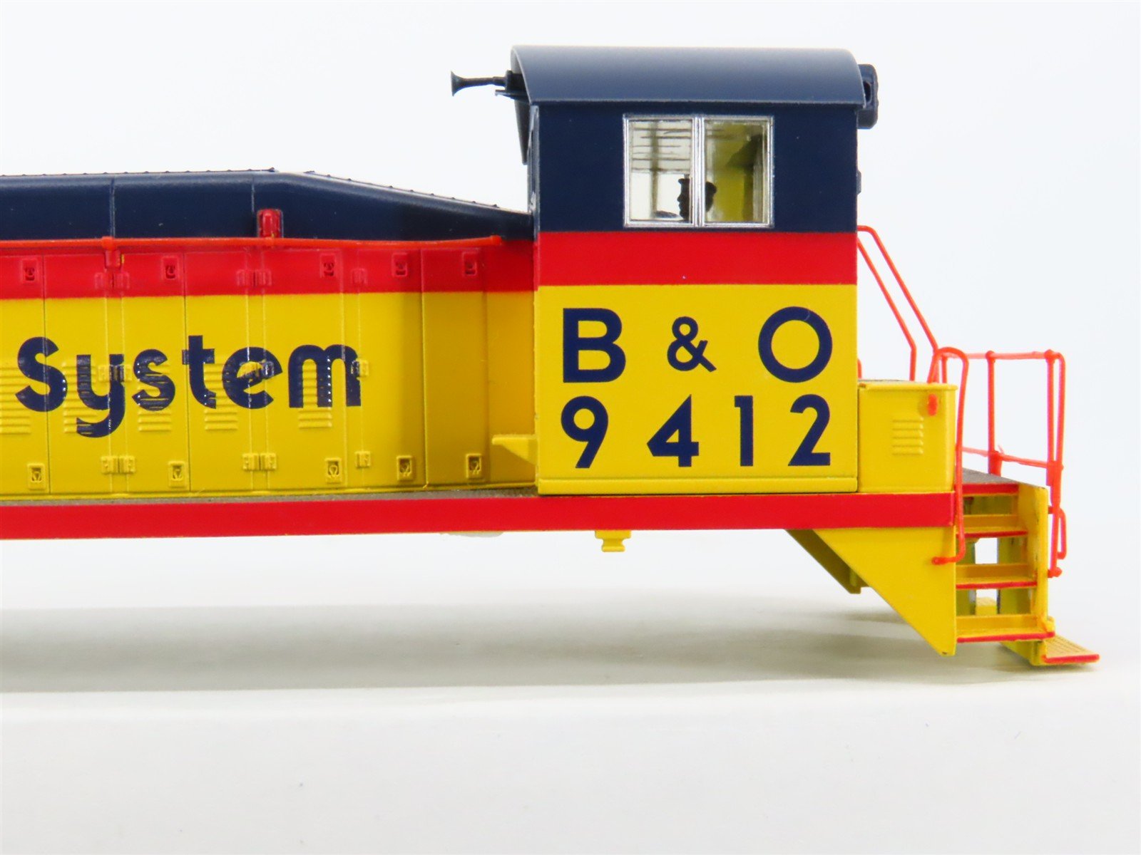 HO Scale Proto 2000 30087 B&O Chessie System EMD SW8 Diesel Switcher #9412