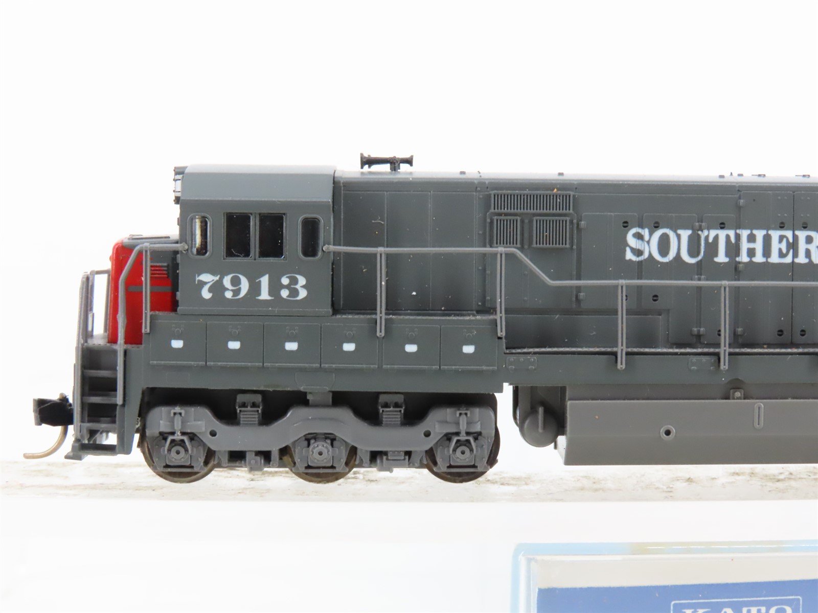 N Scale KATO 176-17A SP Southern Pacific U30C Diesel Locomotive #7913