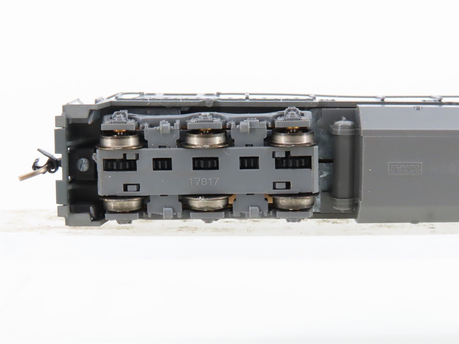 N Scale KATO 176-17A SP Southern Pacific U30C Diesel Locomotive #7913
