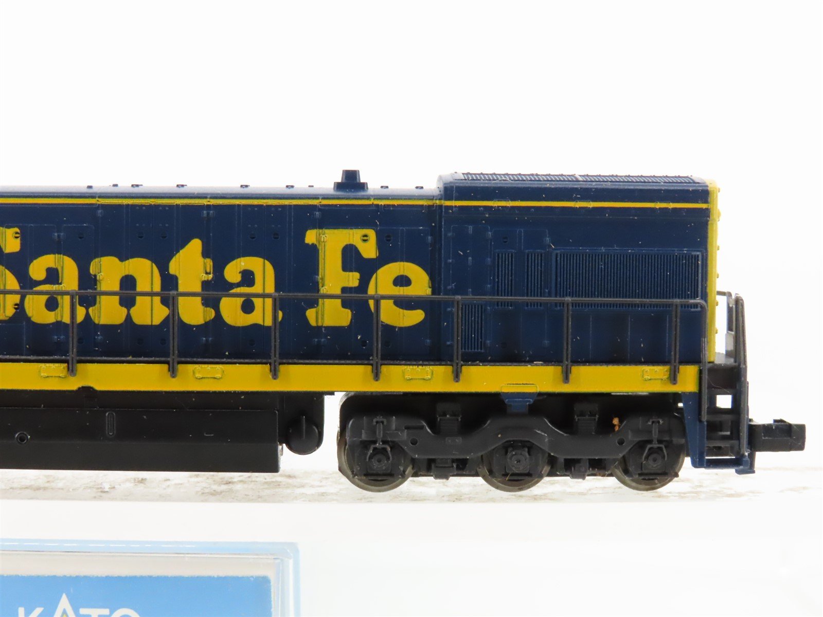 N Scale KATO 176-17D ATSF Santa Fe U30C Diesel Locomotive #7514