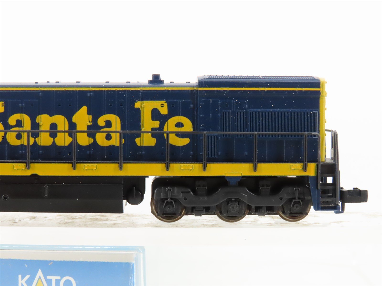 N Scale KATO 176-17D ATSF Santa Fe U30C Diesel Locomotive #7514
