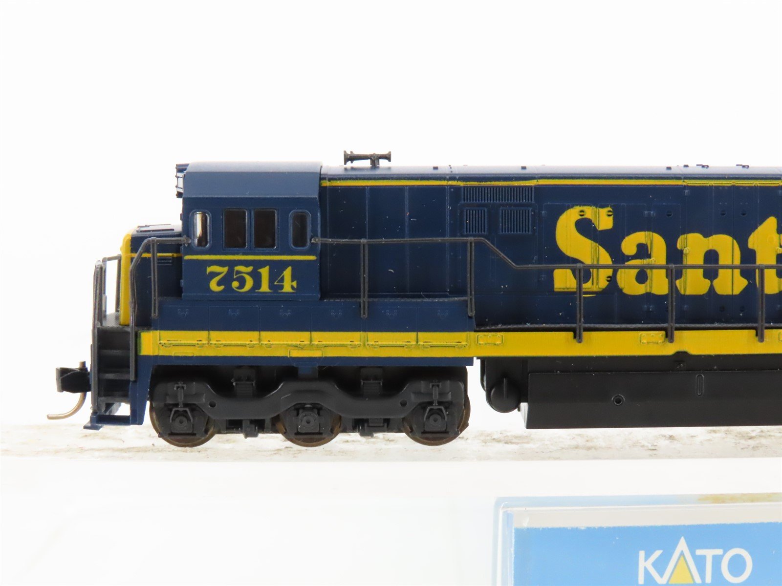 N Scale KATO 176-17D ATSF Santa Fe U30C Diesel Locomotive #7514