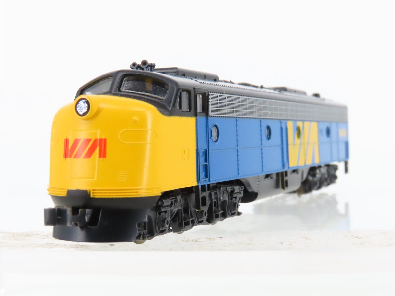 N Scale KATO 176-271 VIA Rail E8/9A Diesel Locomotive #1898