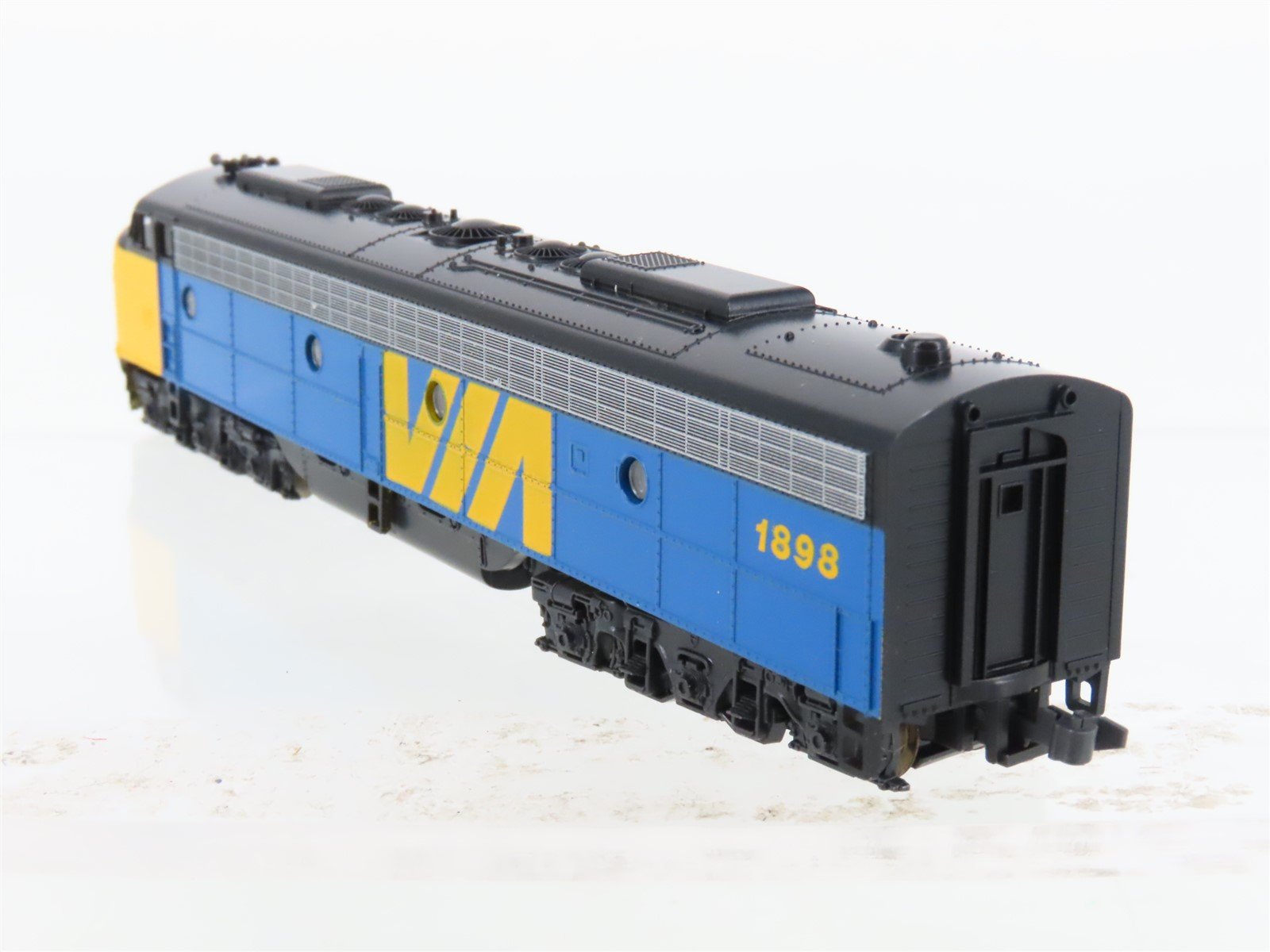 N Scale KATO 176-271 VIA Rail E8/9A Diesel Locomotive #1898