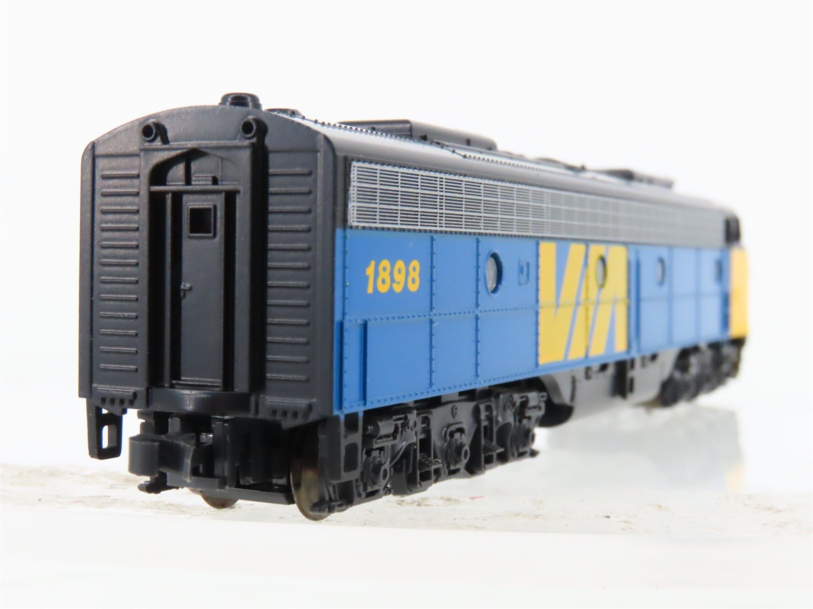 N Scale KATO 176-271 VIA Rail E8/9A Diesel Locomotive #1898