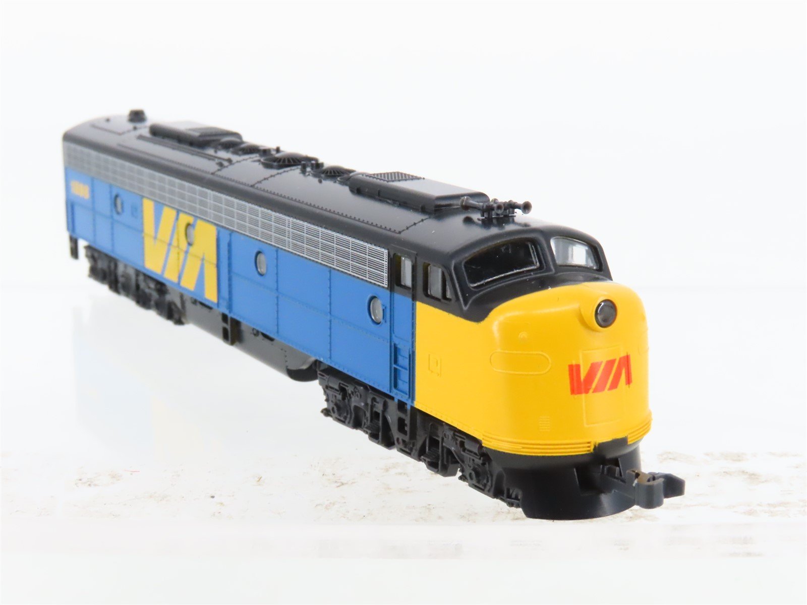 N Scale KATO 176-271 VIA Rail E8/9A Diesel Locomotive #1898