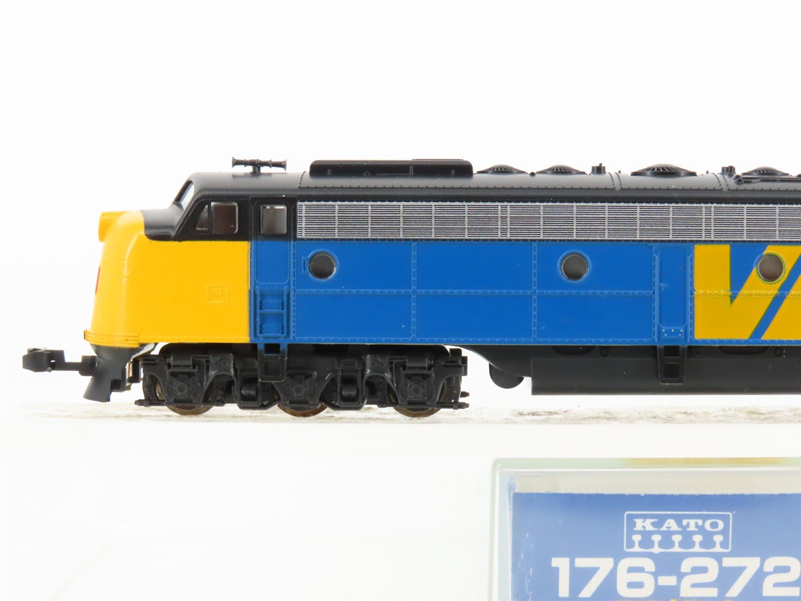 N Scale KATO 176-272 VIA Rail E8/9A Diesel Locomotive #1899