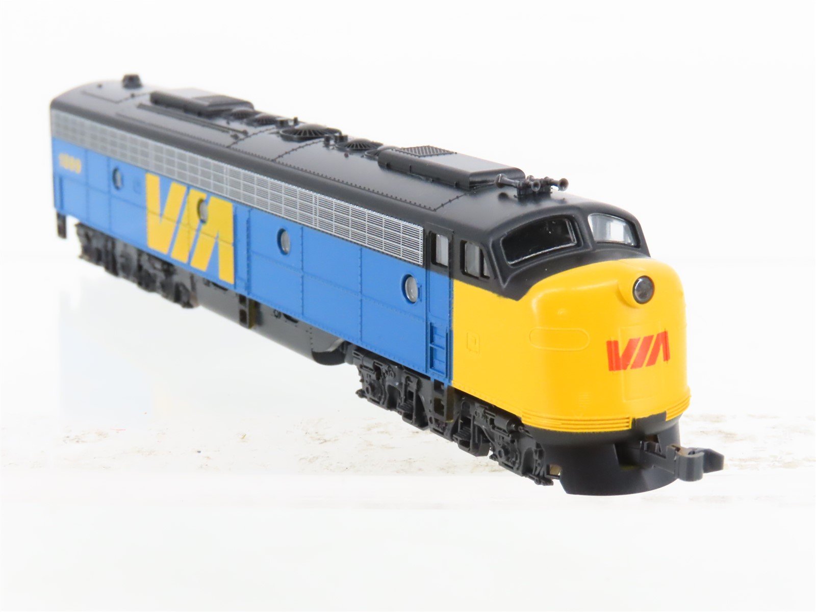 N Scale KATO 176-272 VIA Rail E8/9A Diesel Locomotive #1899