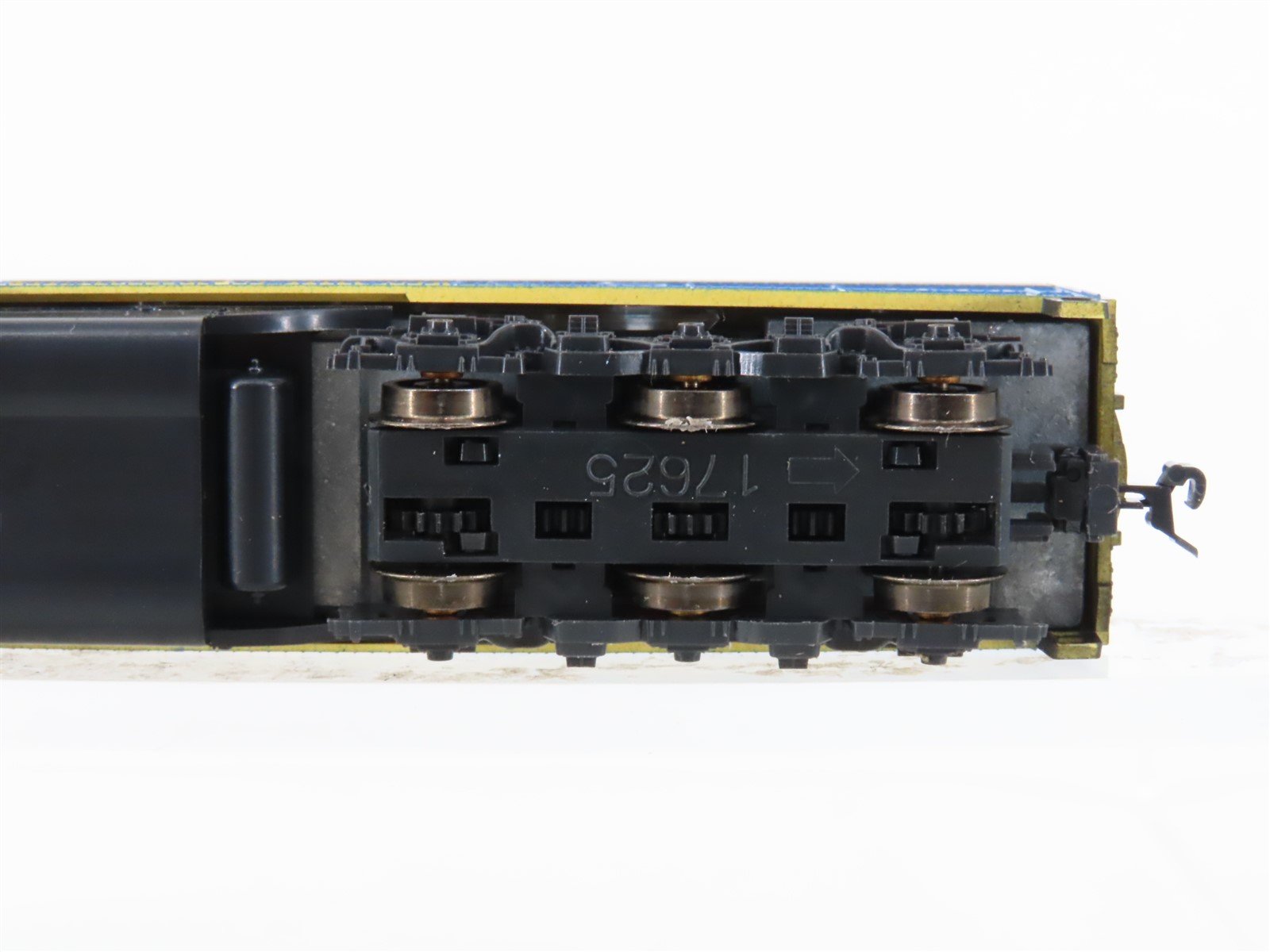N Scale KATO 176-272 VIA Rail E8/9A Diesel Locomotive #1899