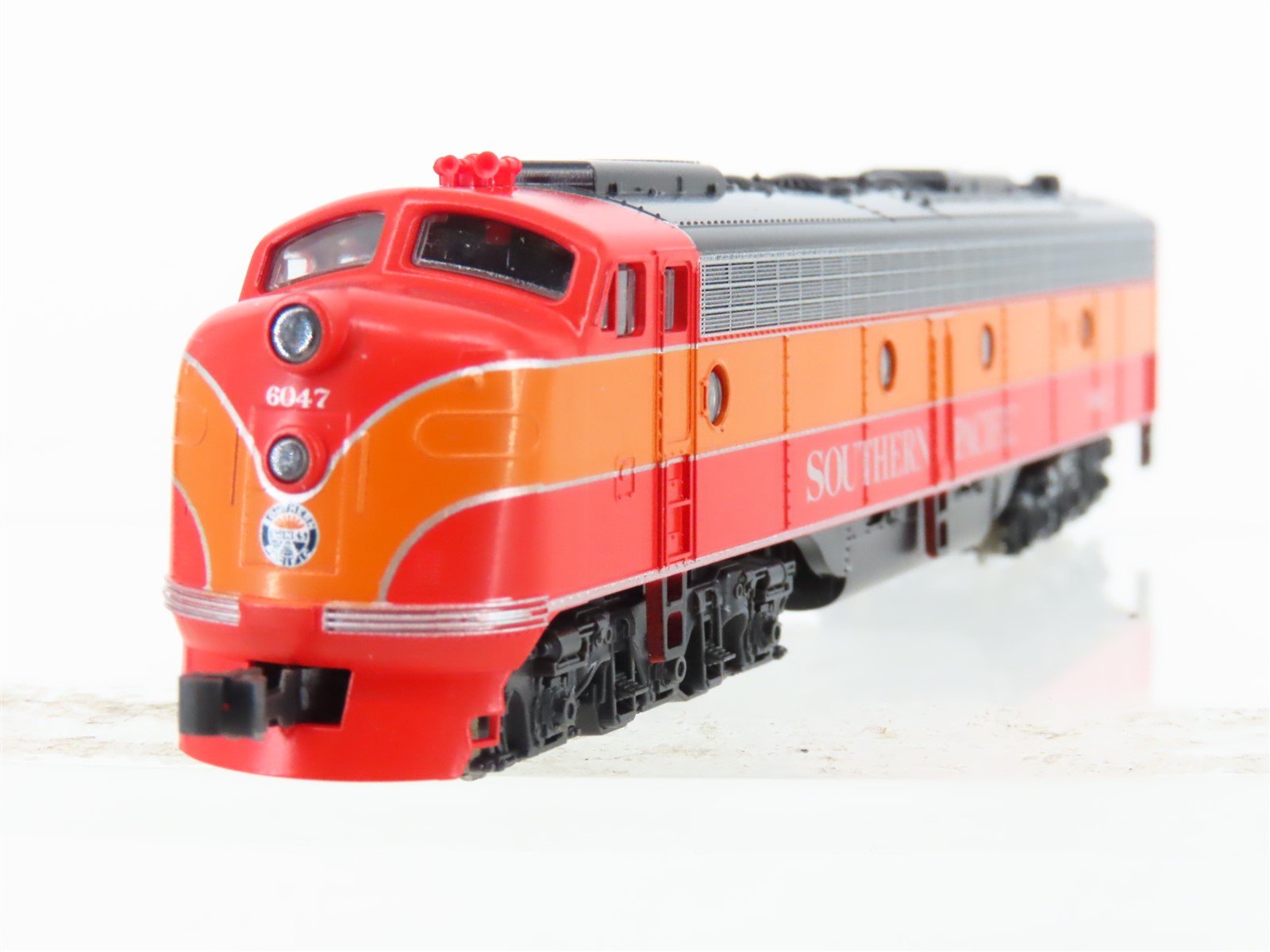 N Scale KATO 176-281 SP Southern Pacific Daylight E8/9A Diesel Locomotive #6047