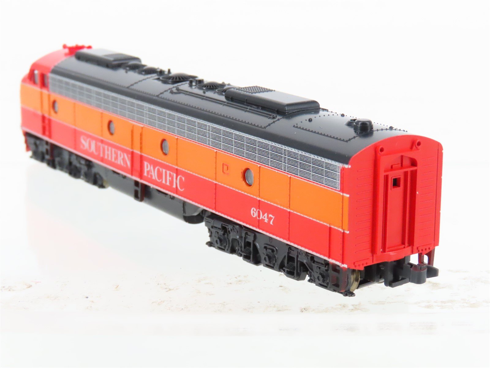 N Scale KATO 176-281 SP Southern Pacific Daylight E8/9A Diesel Locomotive #6047