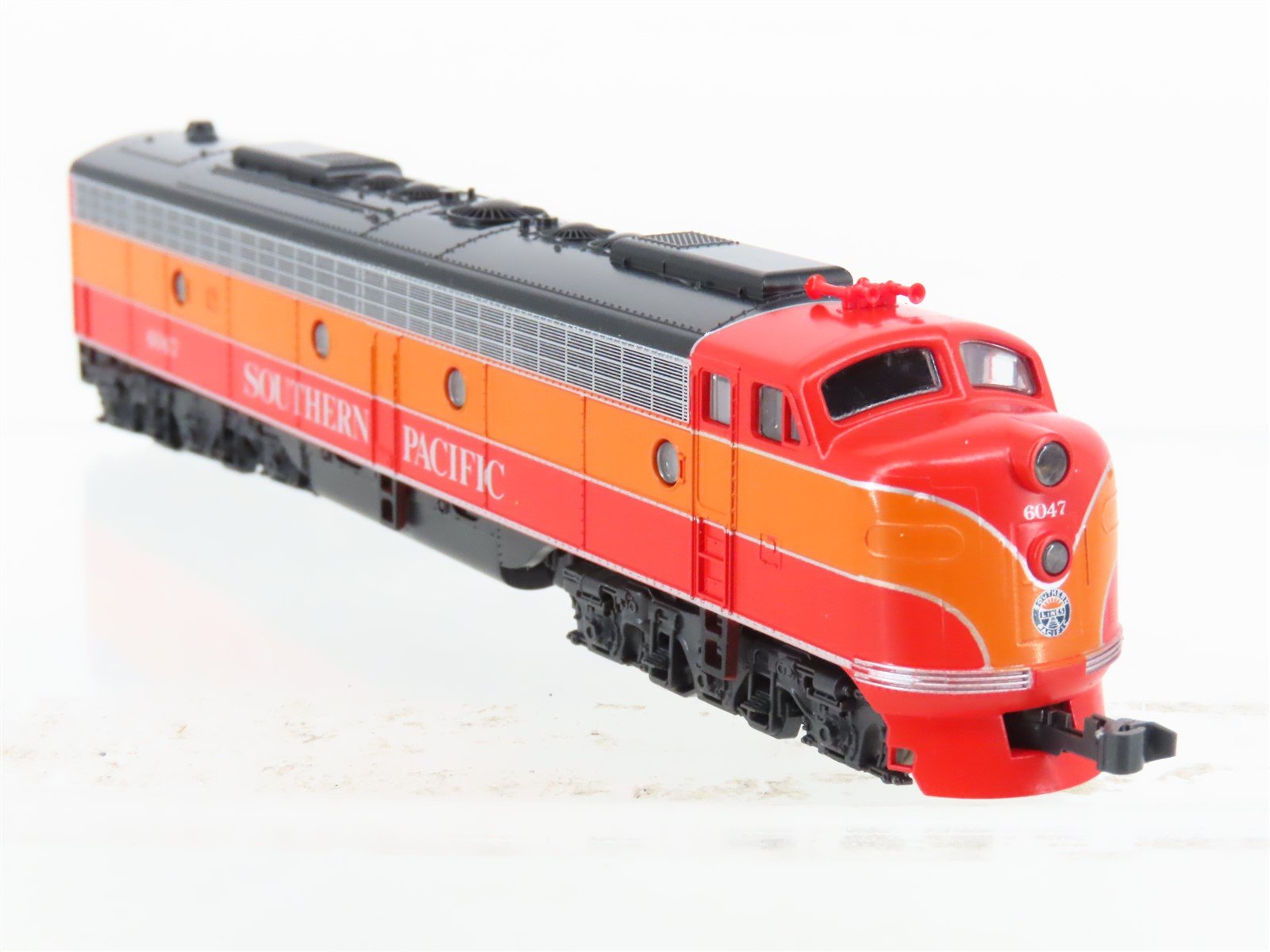 N Scale KATO 176-281 SP Southern Pacific Daylight E8/9A Diesel Locomotive #6047