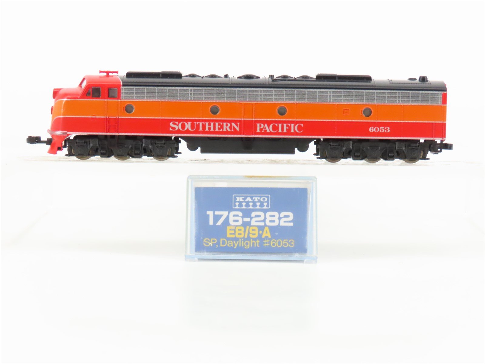 N Scale KATO 176-282 SP Southern Pacific Daylight E8/9A Diesel Locomotive #6053