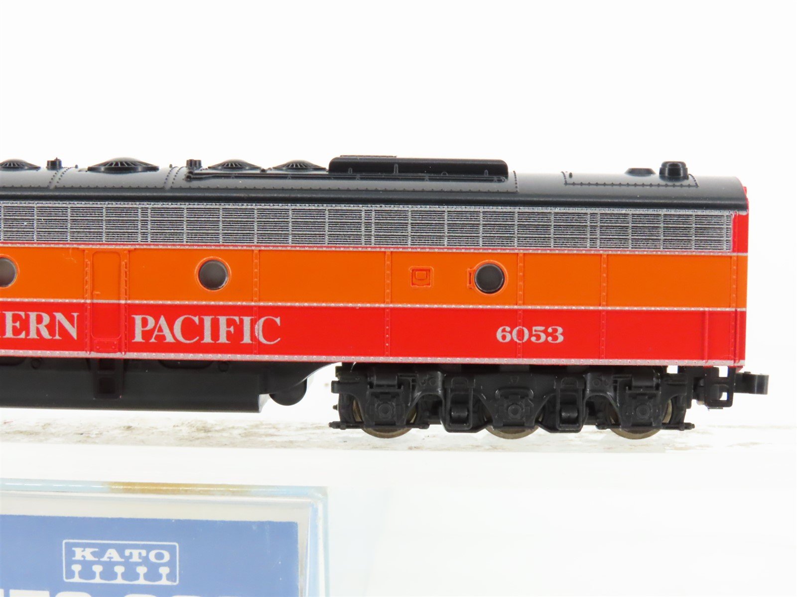 N Scale KATO 176-282 SP Southern Pacific Daylight E8/9A Diesel Locomotive #6053