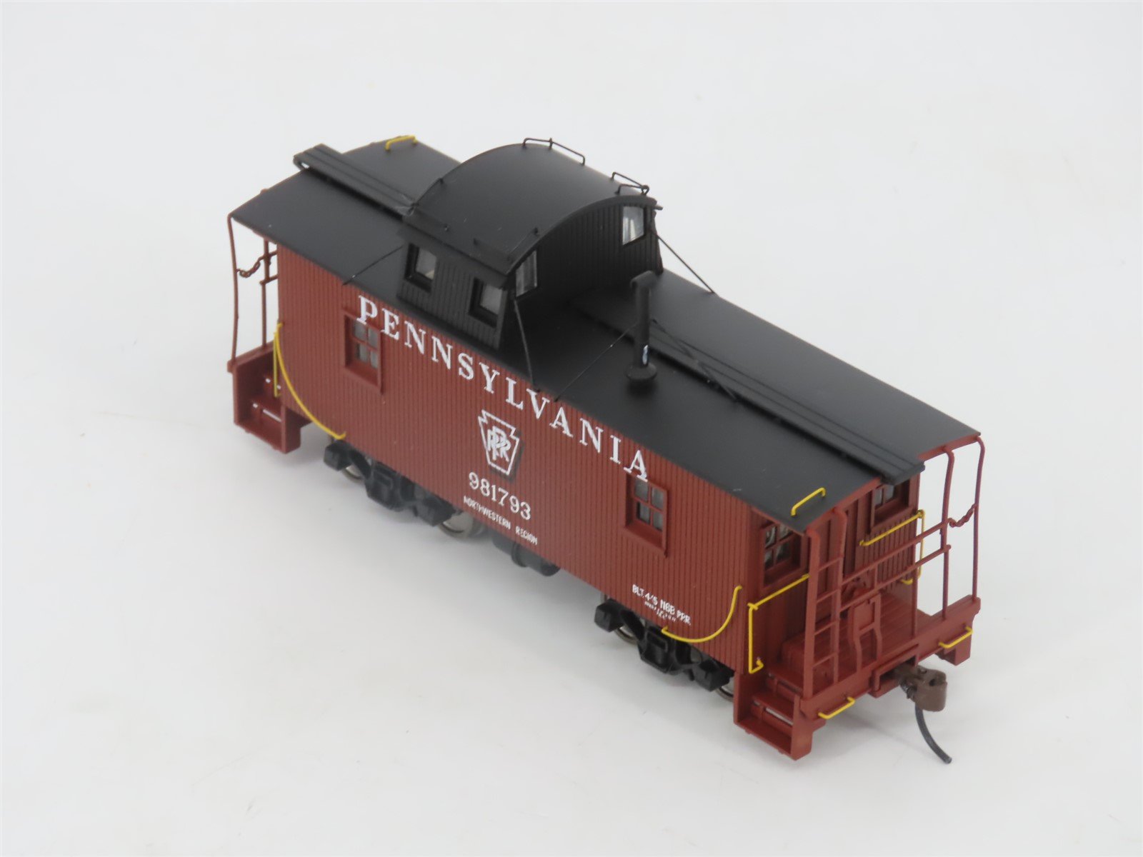 HO Walthers Platinum 932-7643 PRR Pennsylvania N6B Offset Cupola Caboose #981793