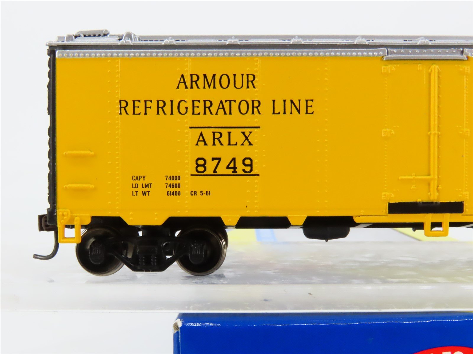 HO Scale Athearn 71336 ARLX Armour 40' Steel Ice Bunker Reefer #8749