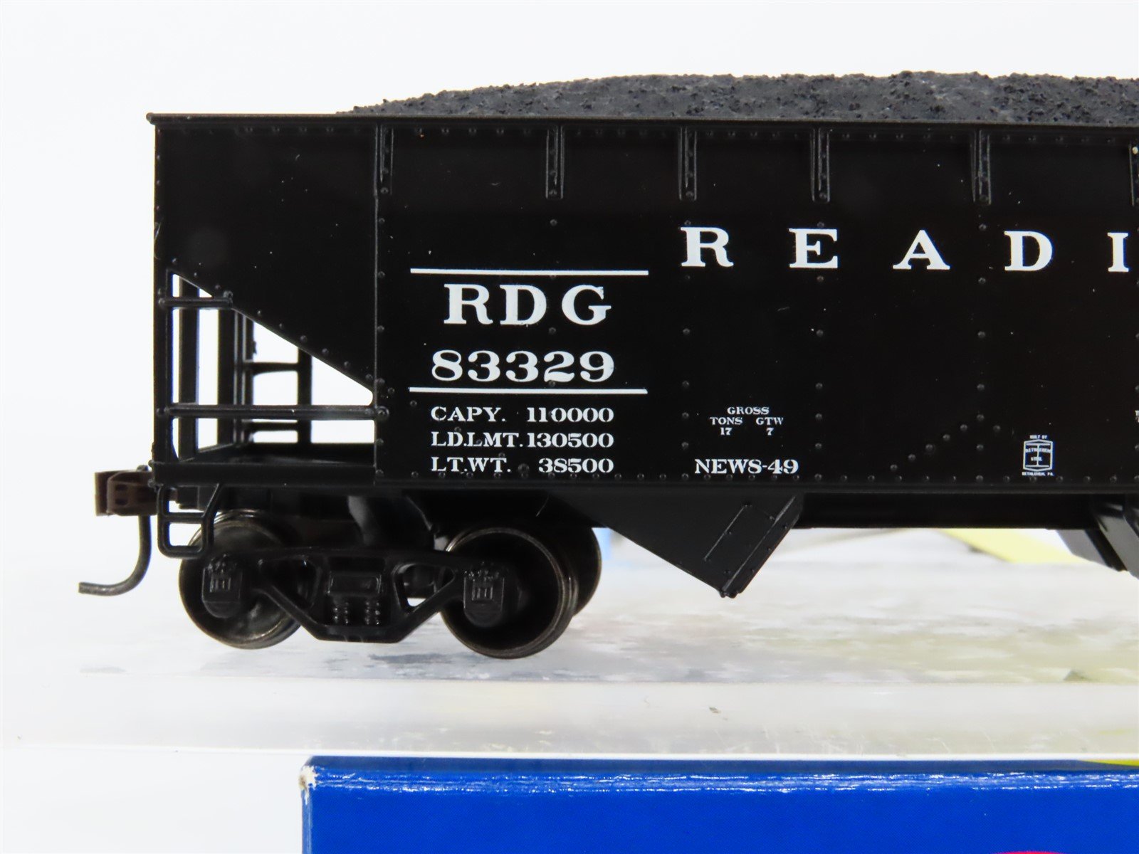 HO Scale Athearn 70800 RDG Reading 34' 2-Bay Hopper #83329 w/ Load