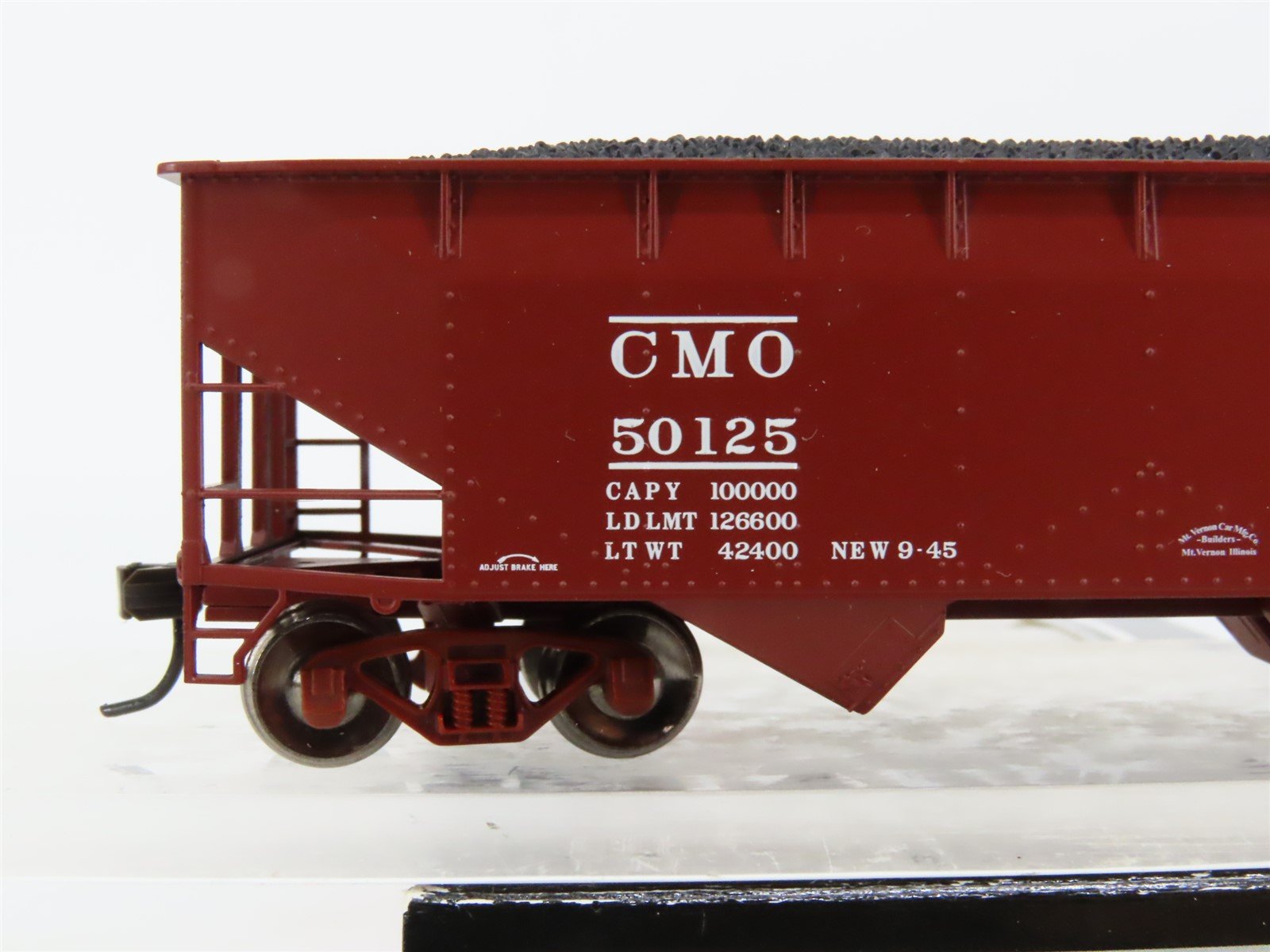 HO Atlas Trainman 18955 CMO / CNW 2-Bay Offset-Side Hopper #50125 w/ Load