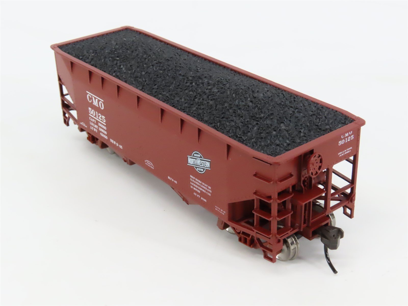 HO Atlas Trainman 18955 CMO / CNW 2-Bay Offset-Side Hopper #50125 w/ Load