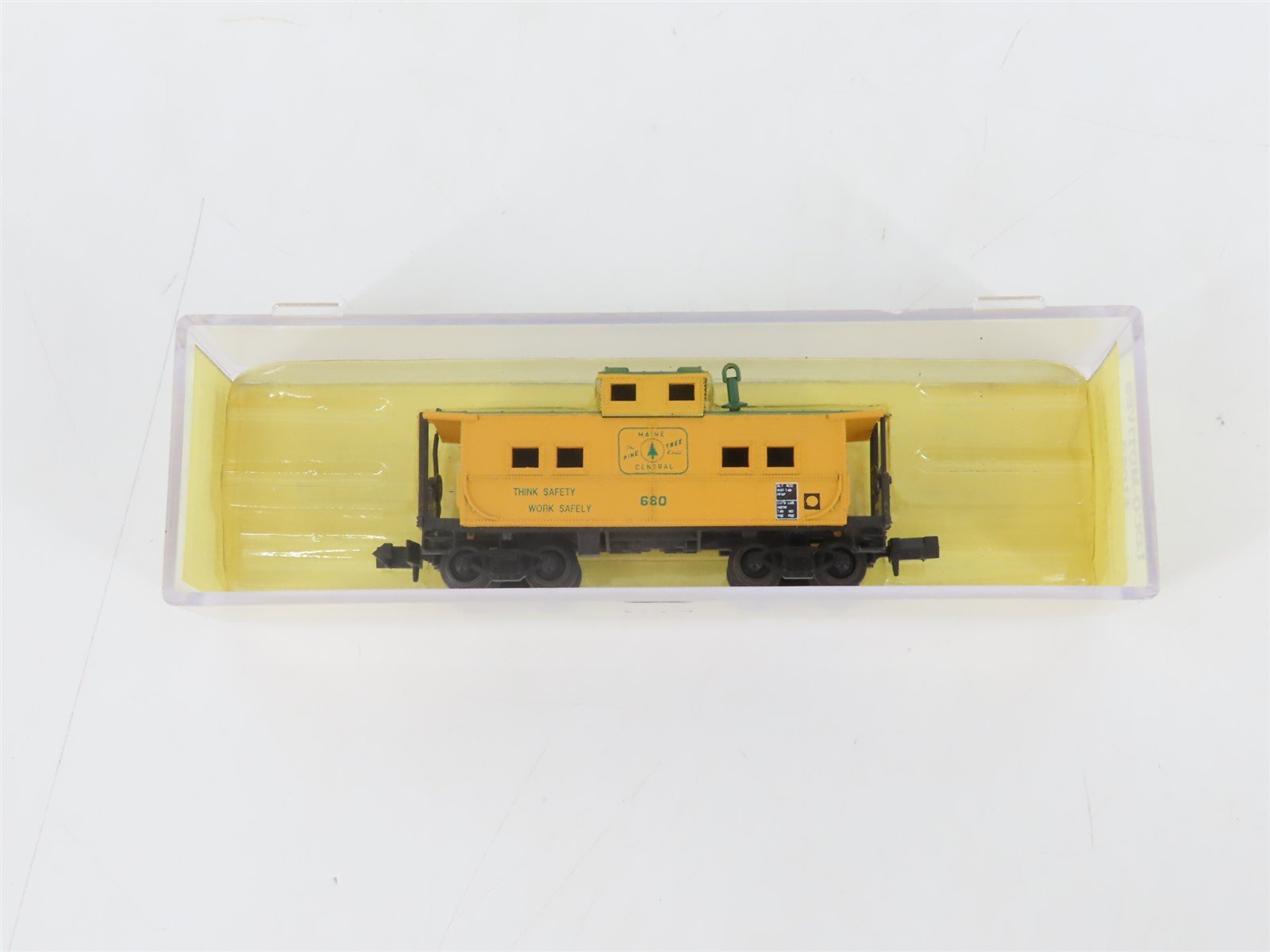 N Scale Loco-Motives 1053 MEC "Pine Tree" Center Cupola Caboose #680