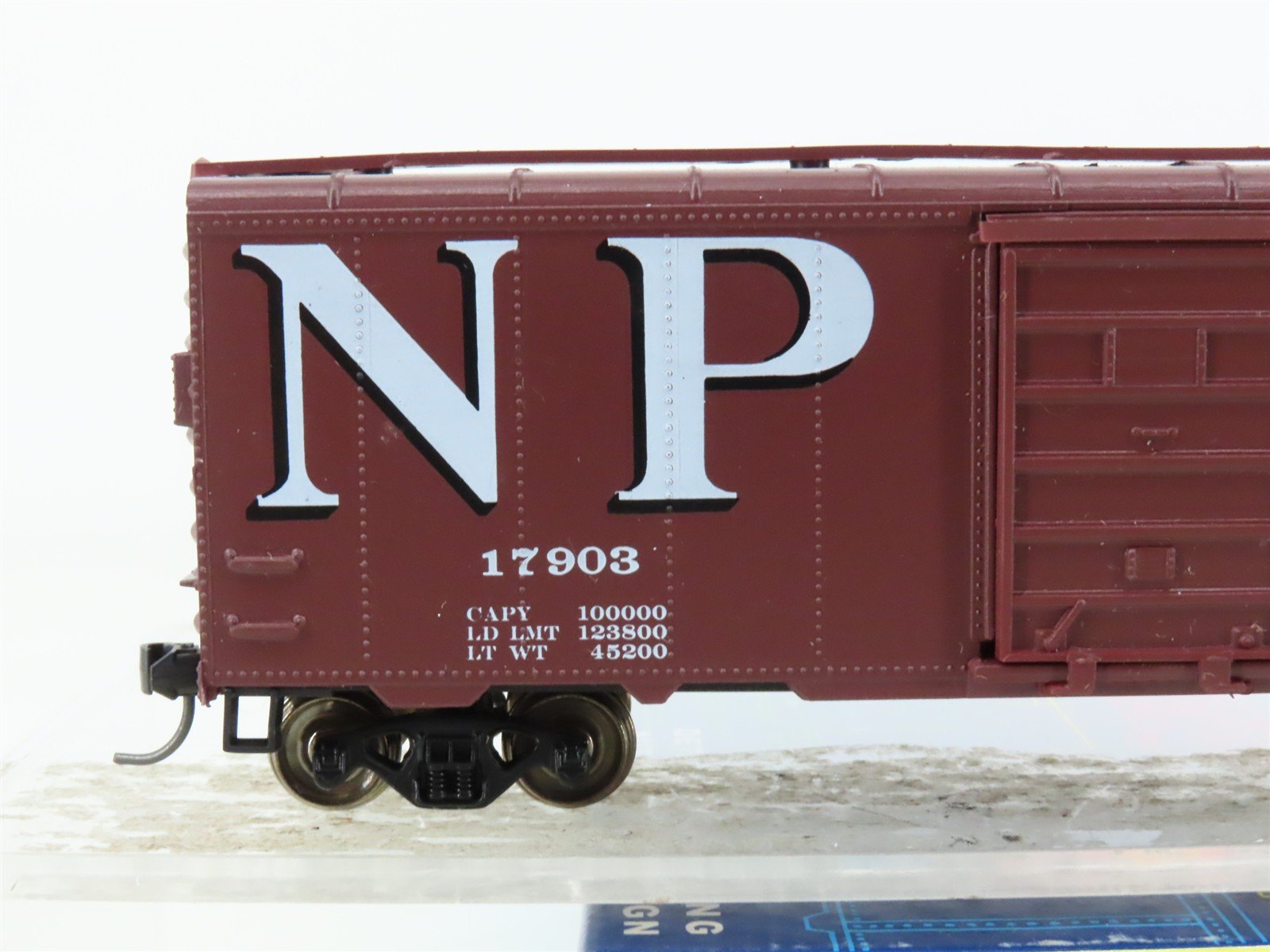 HO Roundhouse 1087 NP Northern Pacific 40' Roundtop Box Car #17903 -Upgraded