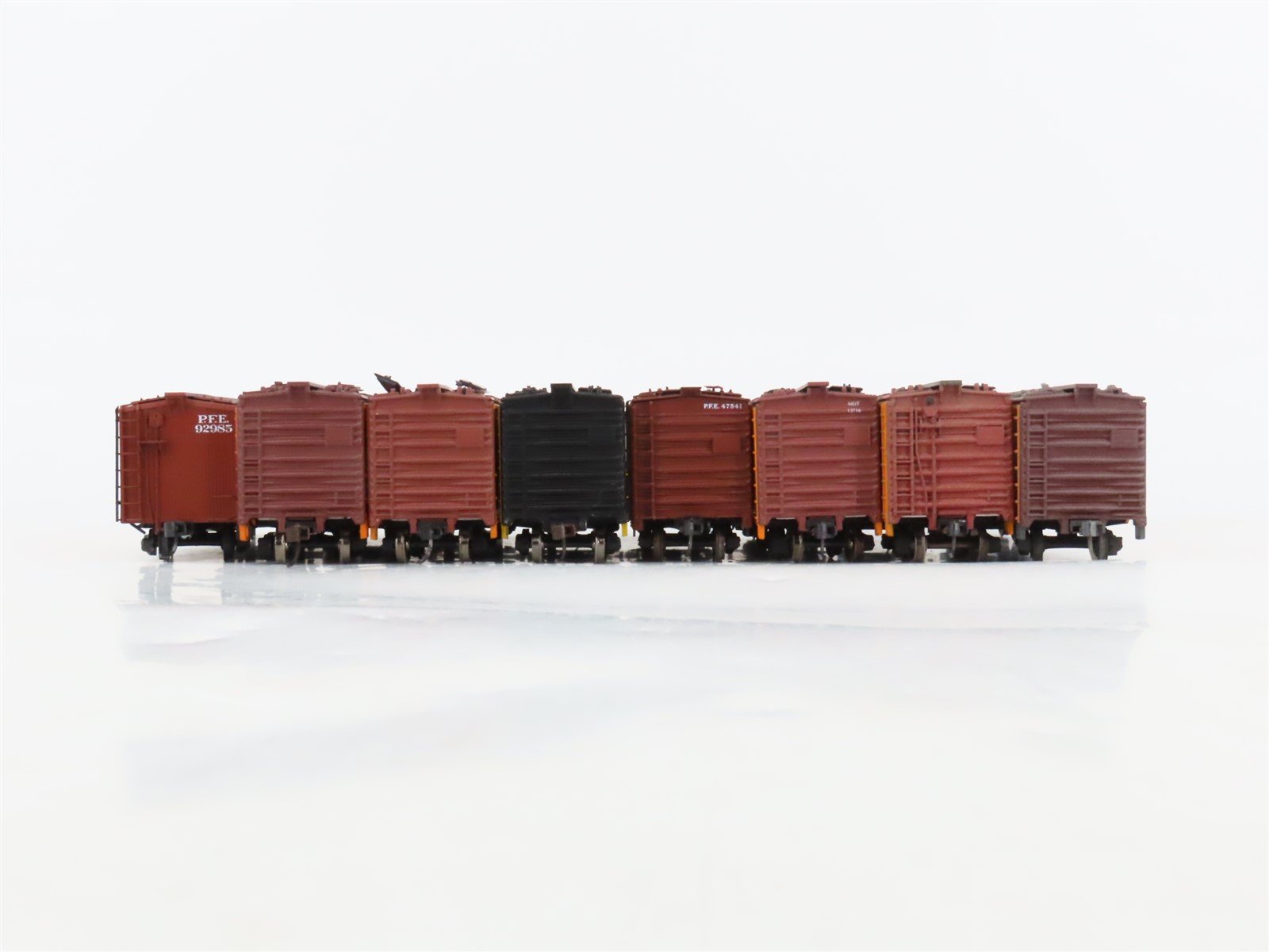 LOT of 8 HO Scale PFE/IC/MDT/SP/UP Reefer Cars Weathered & UPGRADED