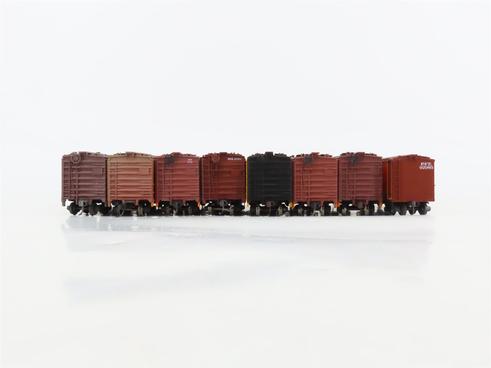 LOT of 8 HO Scale PFE/IC/MDT/SP/UP Reefer Cars Weathered & UPGRADED