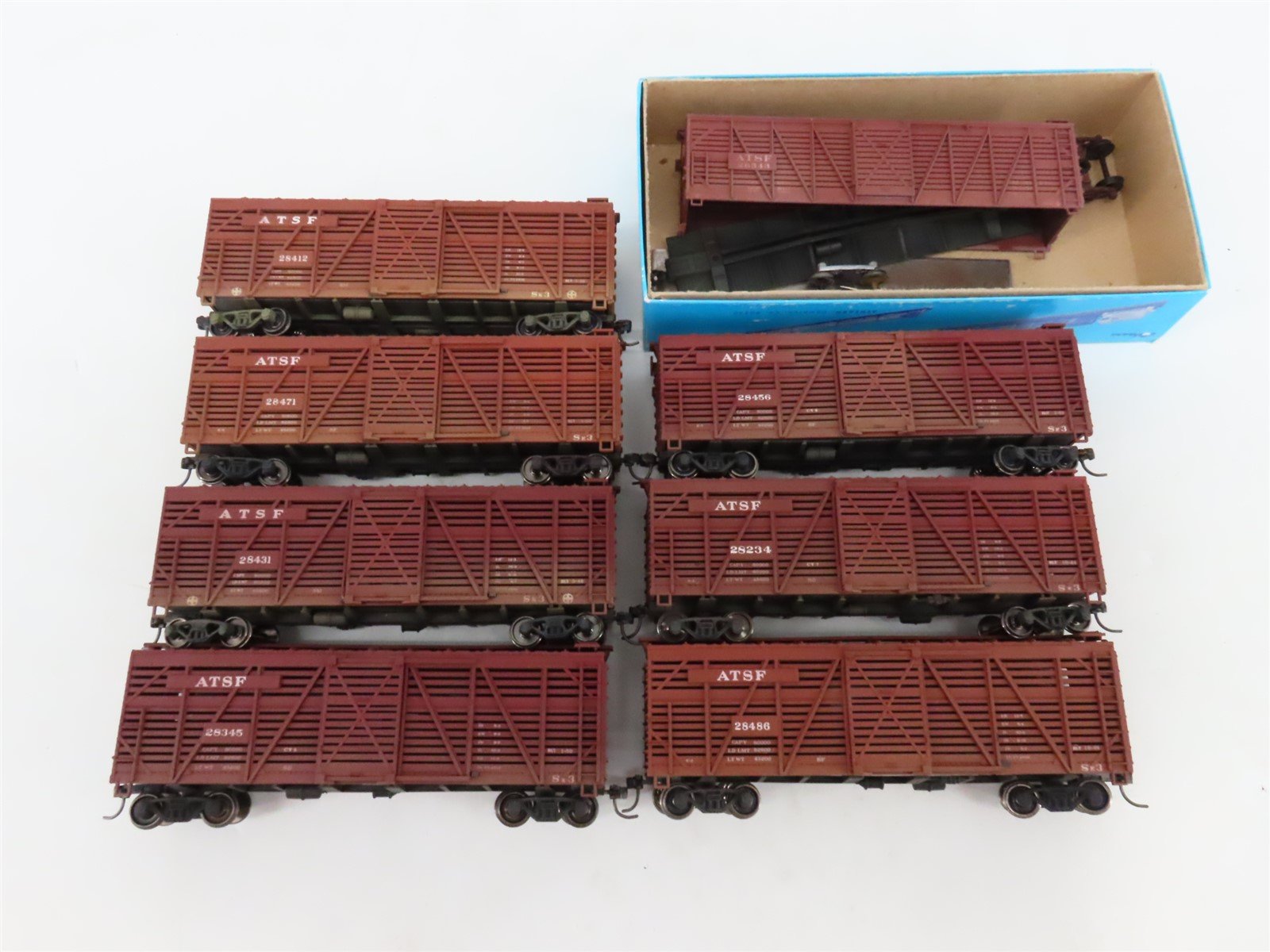 LOT of 8 HO Scale ATSF Santa Fe 40' Stock Cars Weathered & UPGRADED