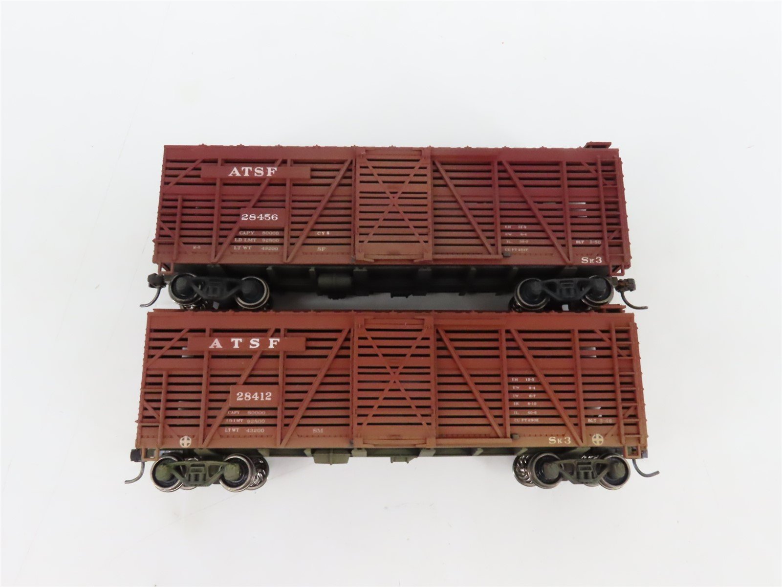 LOT of 8 HO Scale ATSF Santa Fe 40' Stock Cars Weathered & UPGRADED