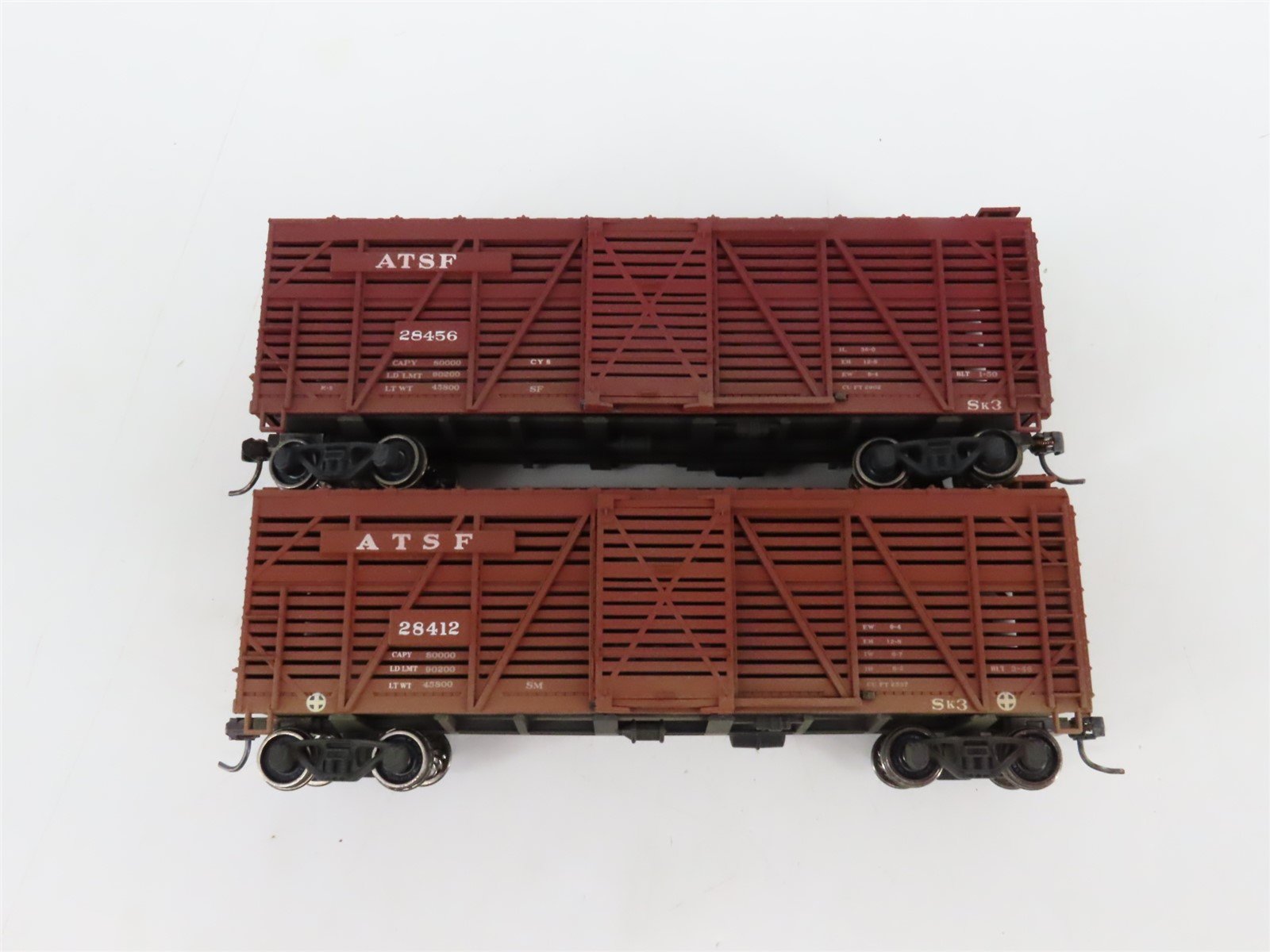 LOT of 8 HO Scale ATSF Santa Fe 40' Stock Cars Weathered & UPGRADED